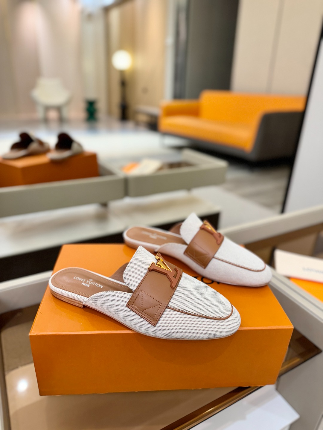 L✔️ 家专柜最新走秀款半鞋、实体系列同步更新、完美楦型+电镀扣子、整只鞋面工艺比较复杂、平底设计舒适、