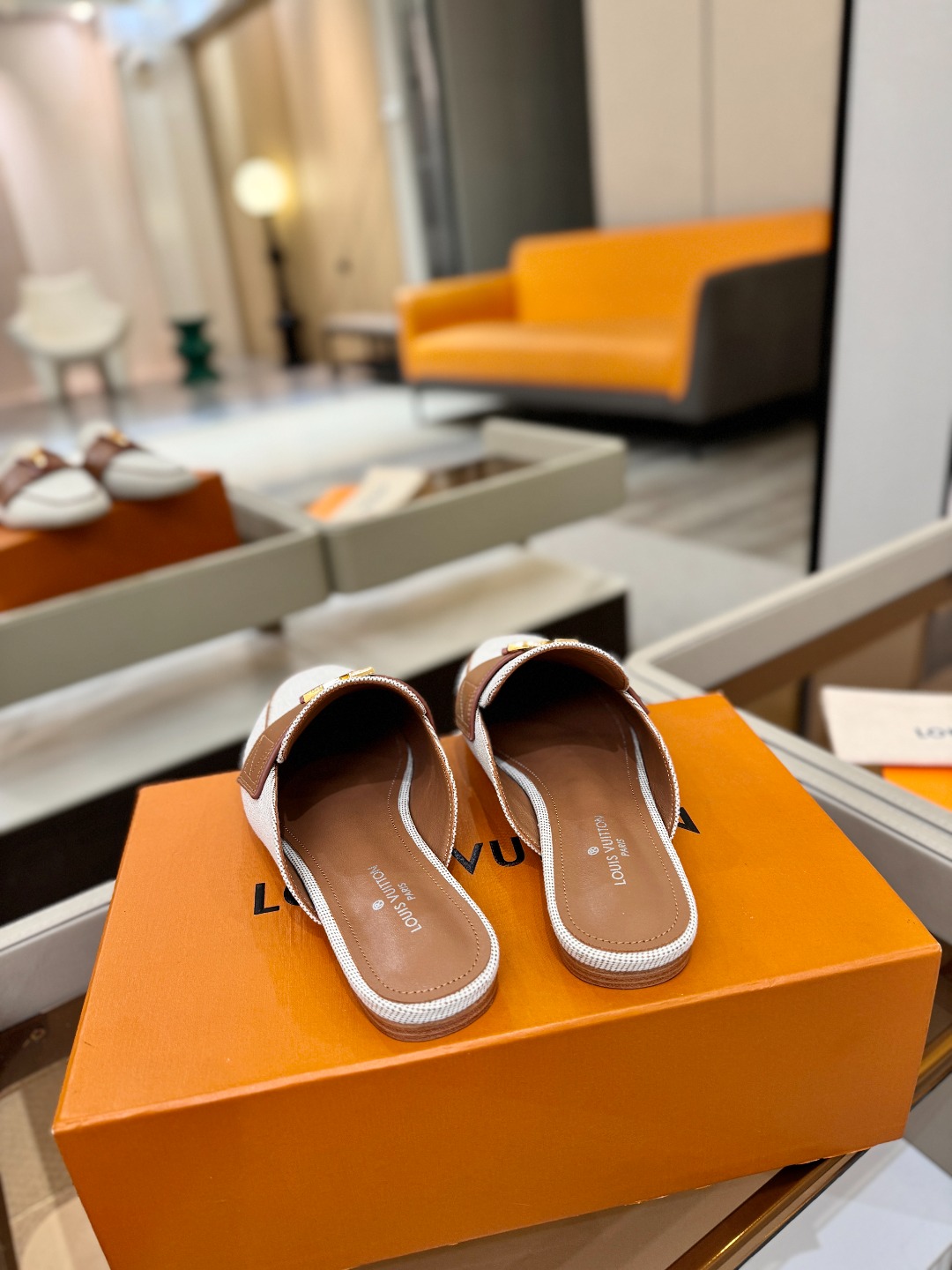 L✔️ 家专柜最新走秀款半鞋、实体系列同步更新、完美楦型+电镀扣子、整只鞋面工艺比较复杂、平底设计舒适、