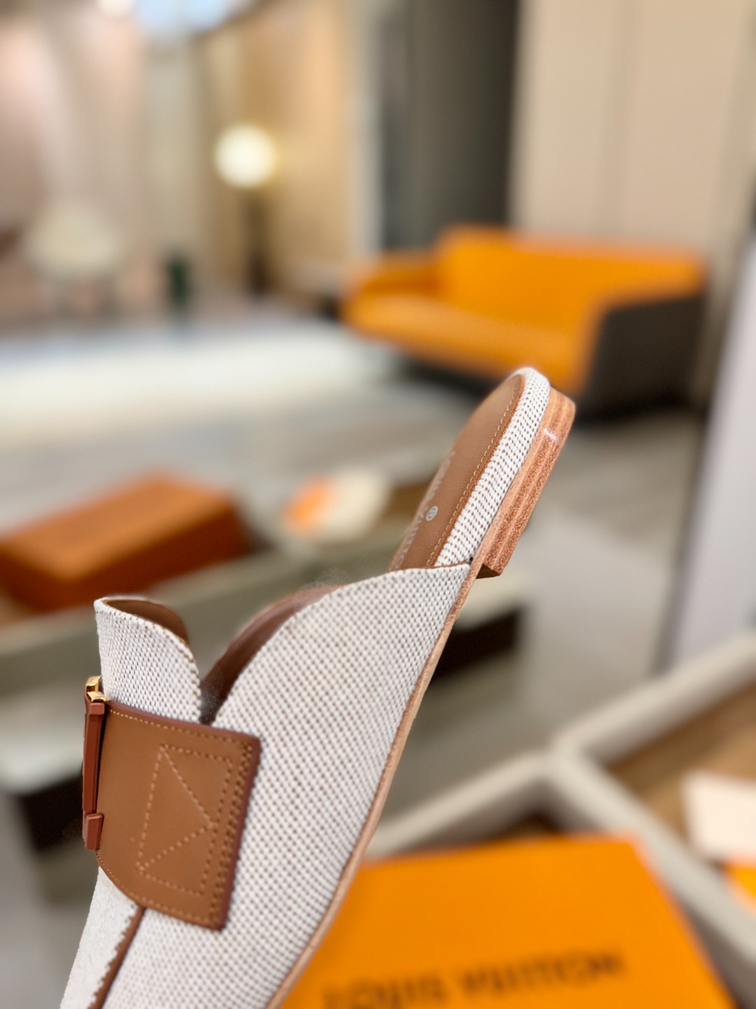 L✔️ 家专柜最新走秀款半鞋、实体系列同步更新、完美楦型+电镀扣子、整只鞋面工艺比较复杂、平底设计舒适、