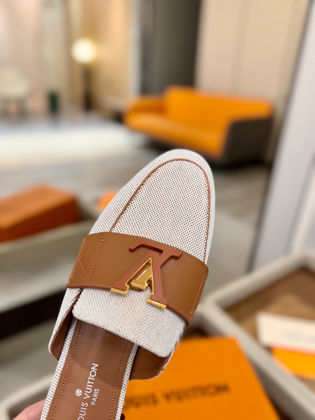 L✔️ 家专柜最新走秀款半鞋、实体系列同步更新、完美楦型+电镀扣子、整只鞋面工艺比较复杂、平底设计舒适、