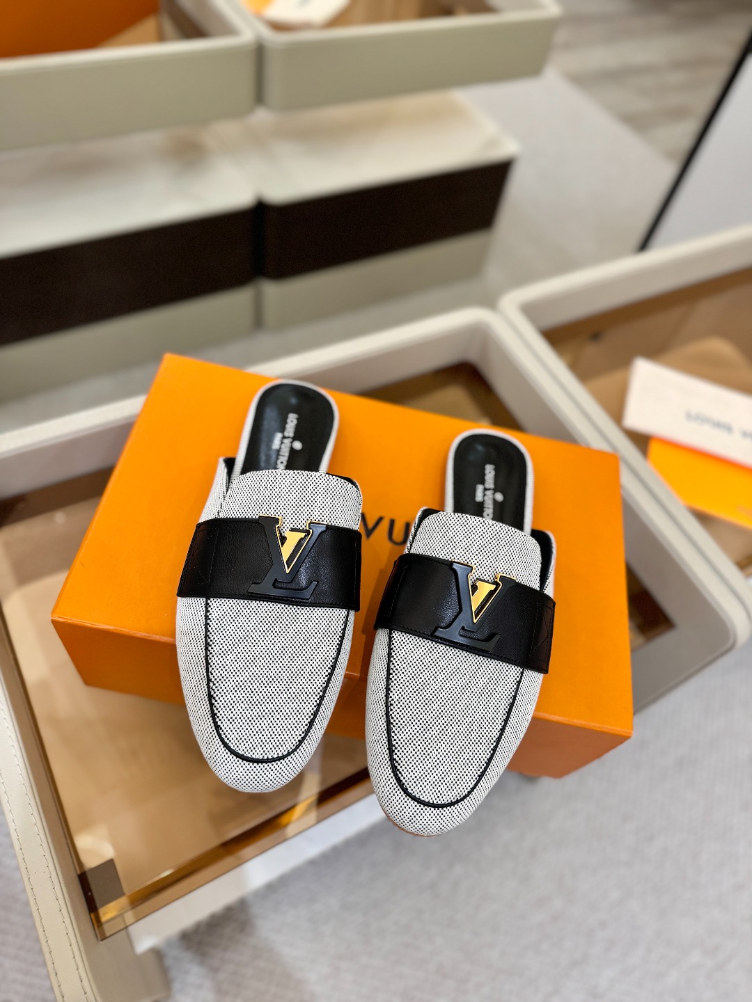 L✔️ 家专柜最新走秀款半鞋、实体系列同步更新、完美楦型+电镀扣子、整只鞋面工艺比较复杂、平底设计舒适、