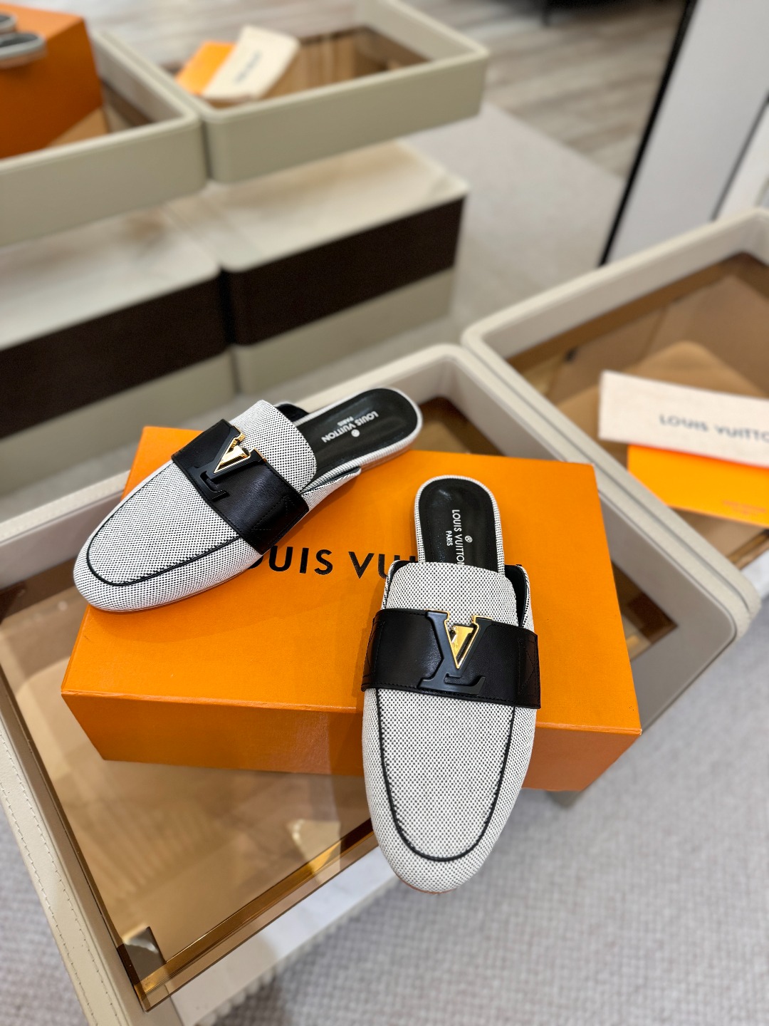 L✔️ 家专柜最新走秀款半鞋、实体系列同步更新、完美楦型+电镀扣子、整只鞋面工艺比较复杂、平底设计舒适、