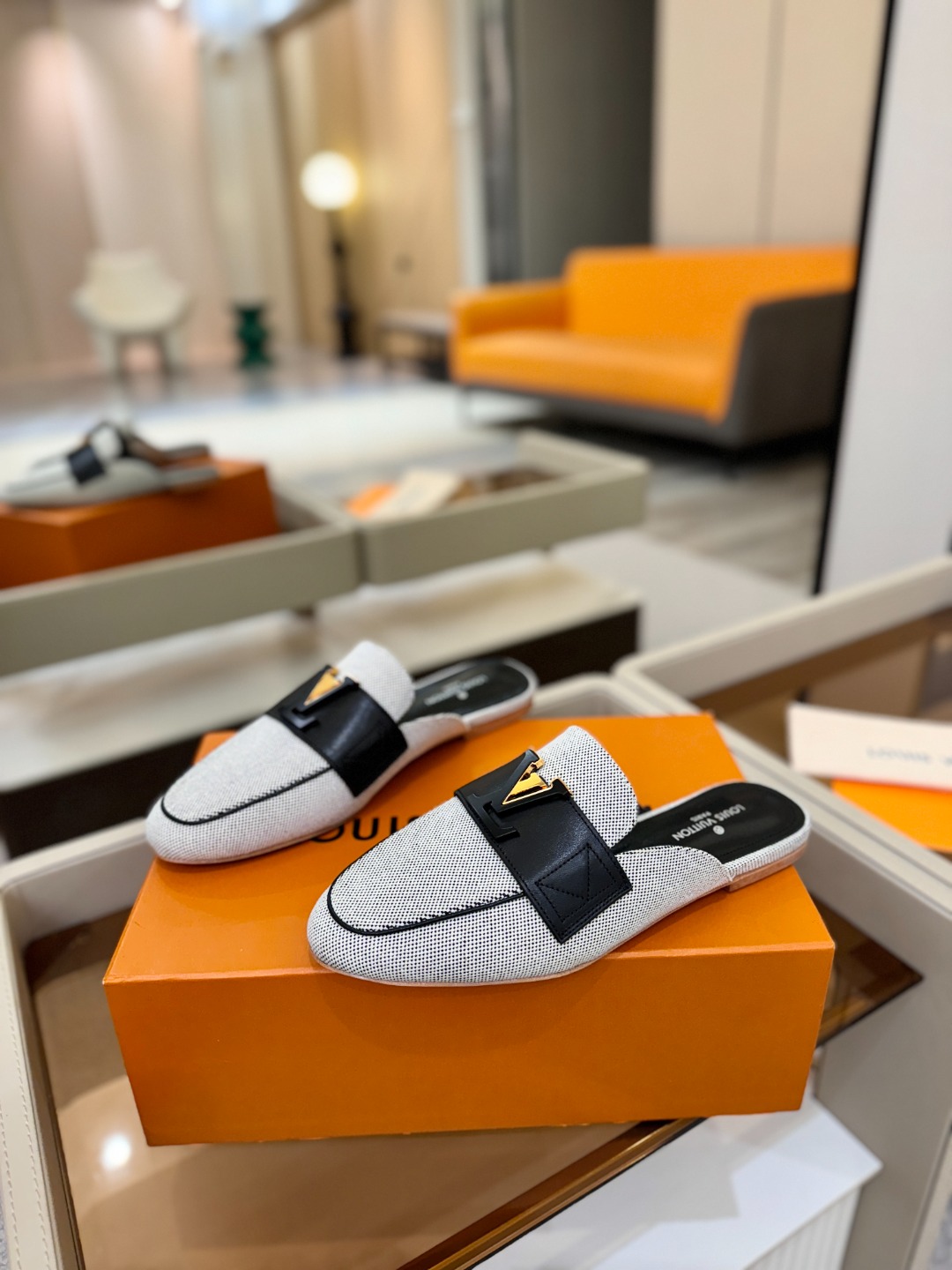 L✔️ 家专柜最新走秀款半鞋、实体系列同步更新、完美楦型+电镀扣子、整只鞋面工艺比较复杂、平底设计舒适、