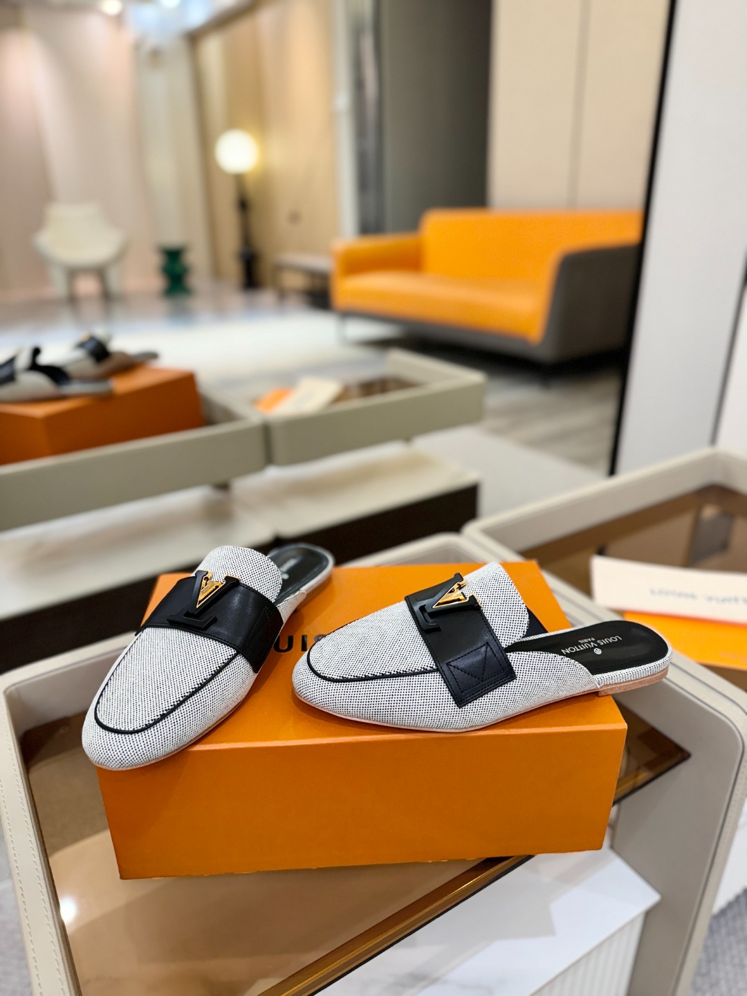 L✔️ 家专柜最新走秀款半鞋、实体系列同步更新、完美楦型+电镀扣子、整只鞋面工艺比较复杂、平底设计舒适、