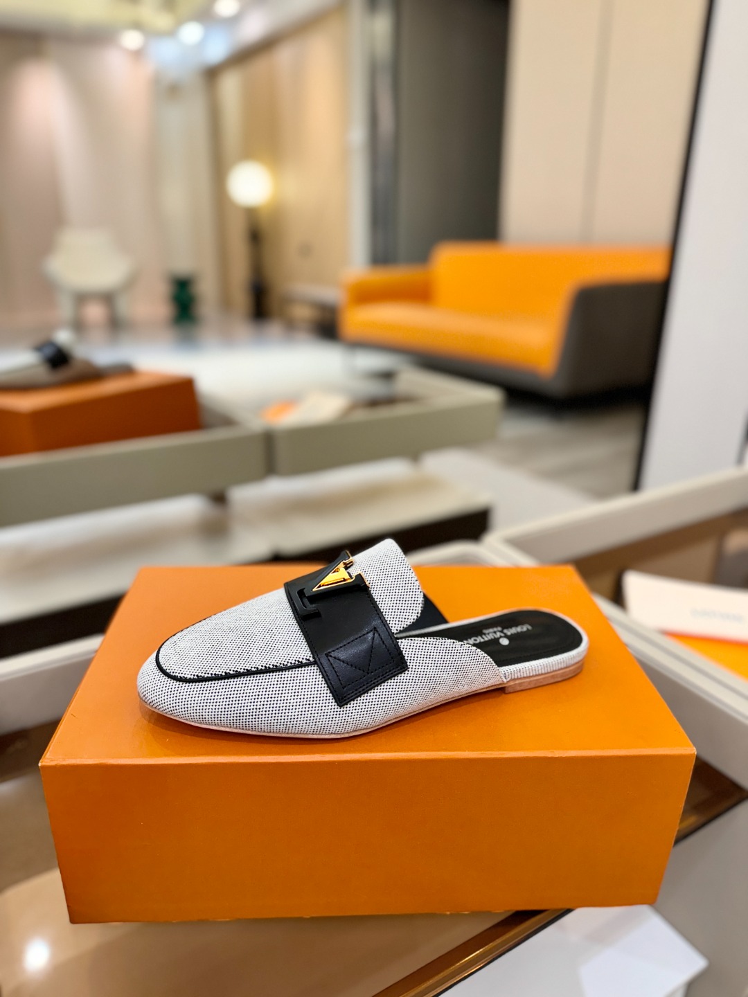 L✔️ 家专柜最新走秀款半鞋、实体系列同步更新、完美楦型+电镀扣子、整只鞋面工艺比较复杂、平底设计舒适、