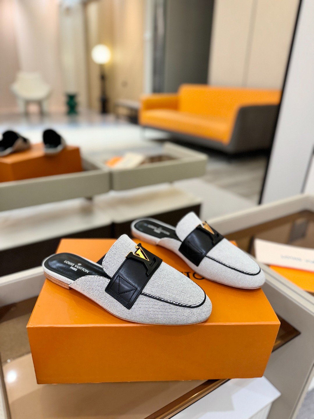 L✔️ 家专柜最新走秀款半鞋、实体系列同步更新、完美楦型+电镀扣子、整只鞋面工艺比较复杂、平底设计舒适、