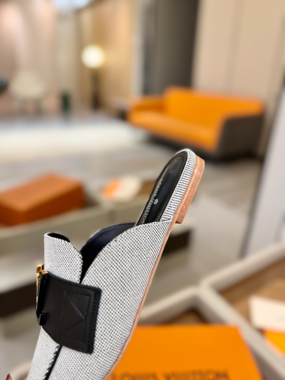 L✔️ 家专柜最新走秀款半鞋、实体系列同步更新、完美楦型+电镀扣子、整只鞋面工艺比较复杂、平底设计舒适、