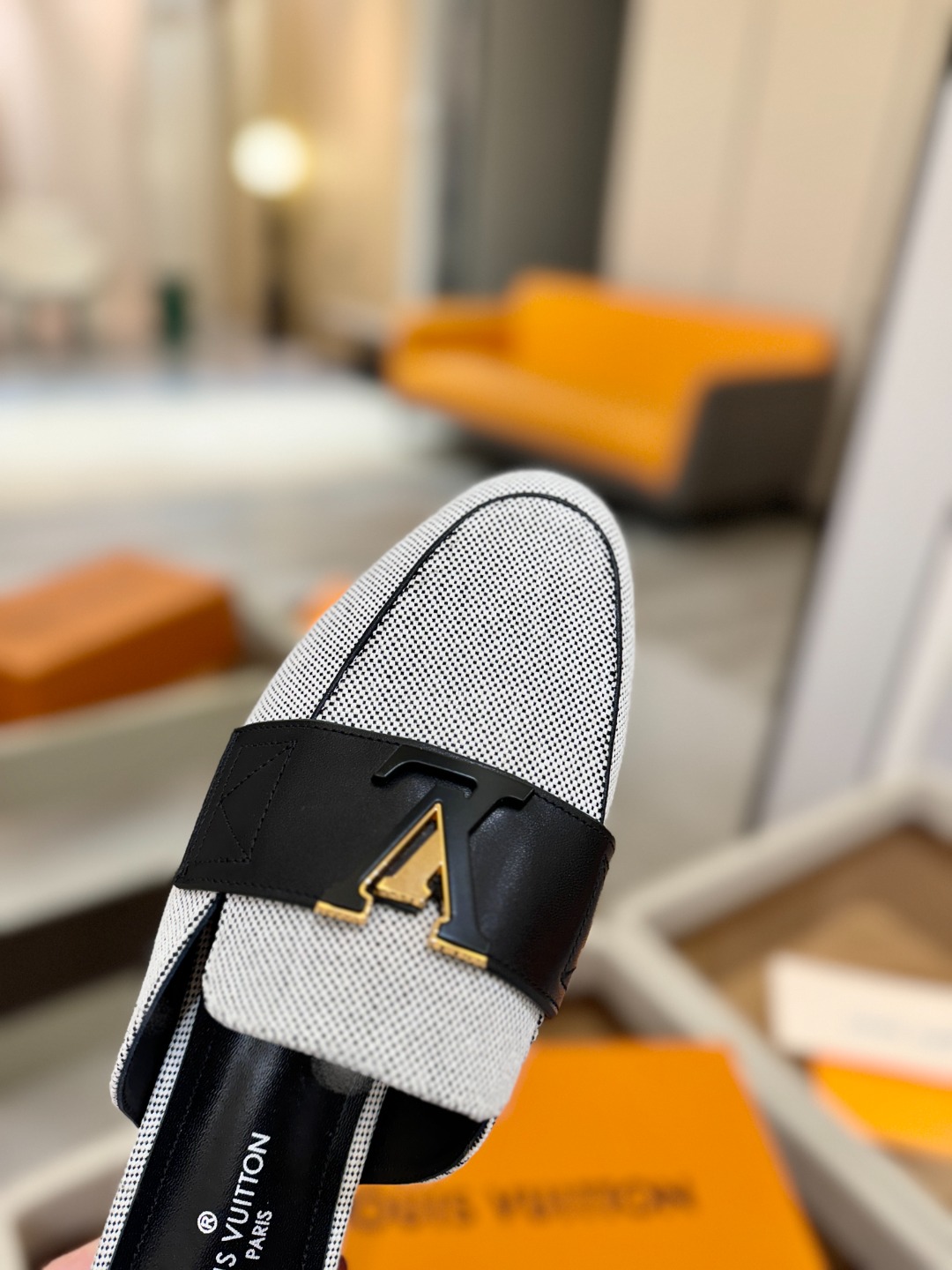 L✔️ 家专柜最新走秀款半鞋、实体系列同步更新、完美楦型+电镀扣子、整只鞋面工艺比较复杂、平底设计舒适、