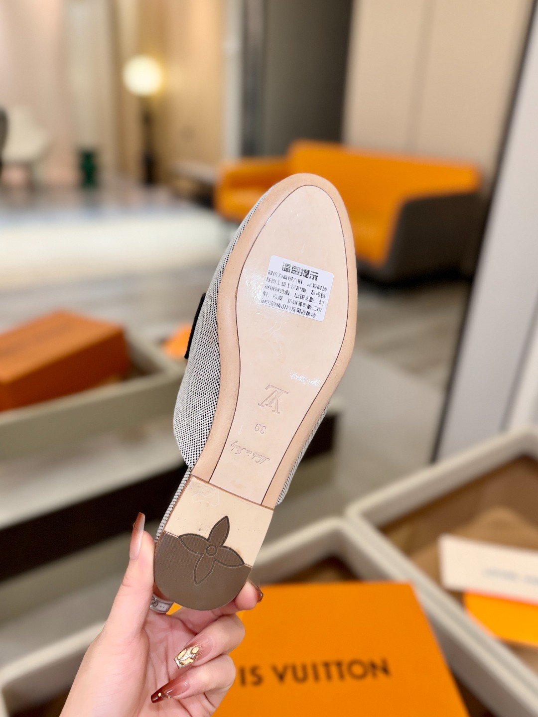 L✔️ 家专柜最新走秀款半鞋、实体系列同步更新、完美楦型+电镀扣子、整只鞋面工艺比较复杂、平底设计舒适、