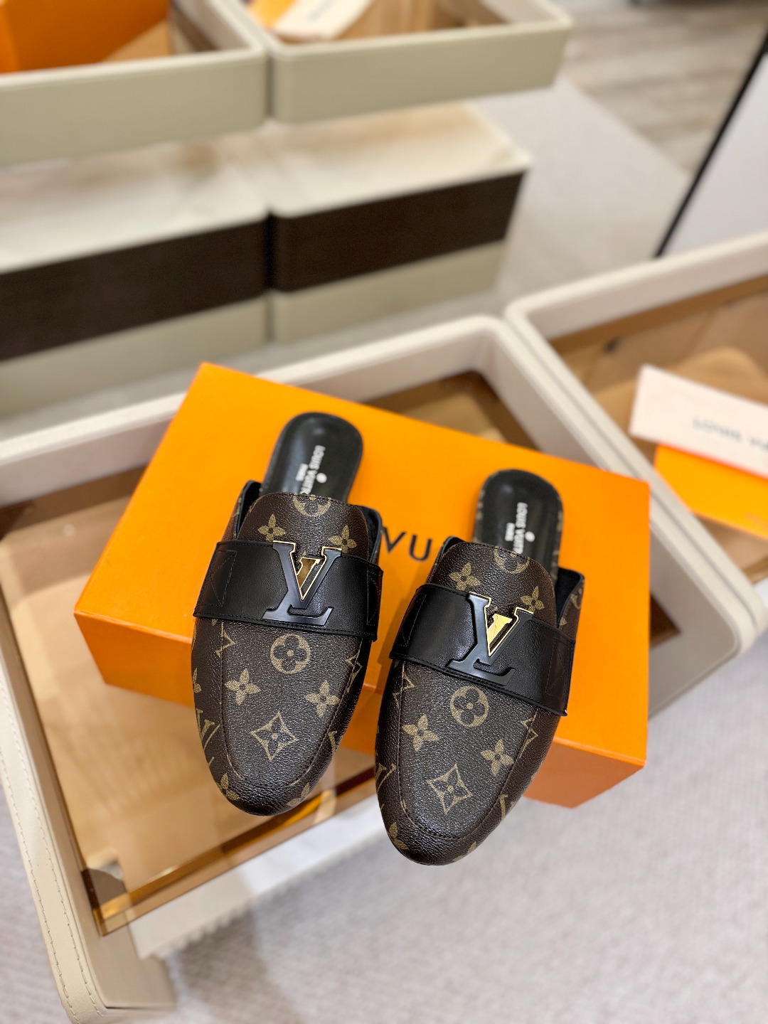 L✔️ 家专柜最新走秀款半鞋、实体系列同步更新、完美楦型+电镀扣子、整只鞋面工艺比较复杂、平底设计舒适、