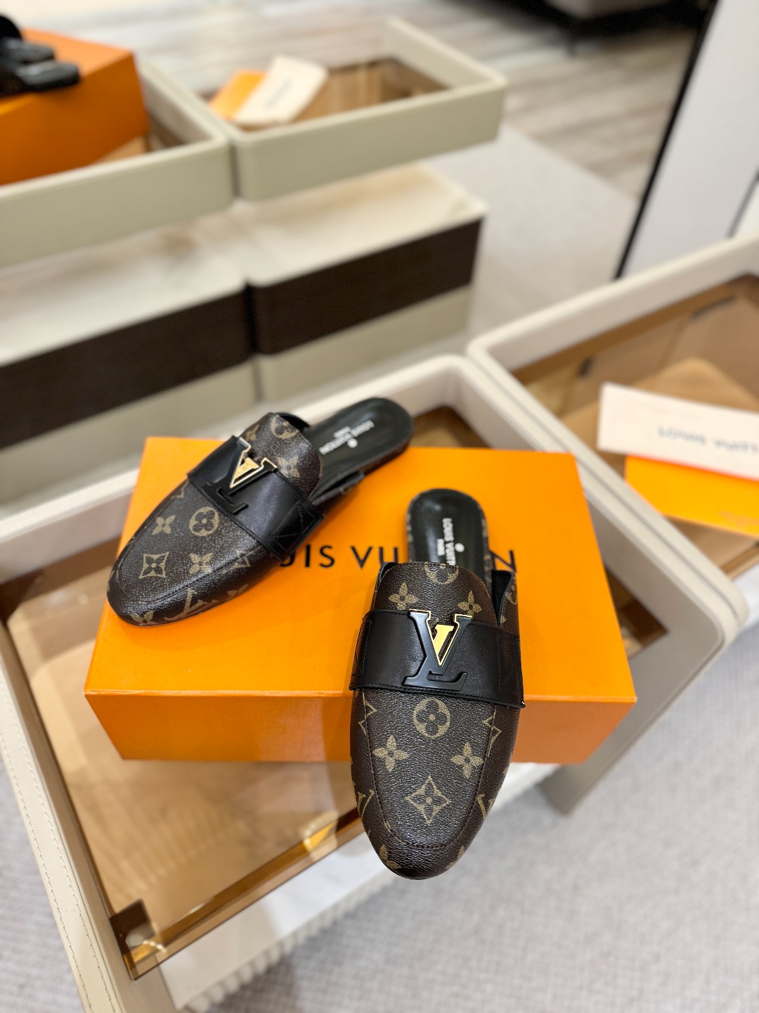 L✔️ 家专柜最新走秀款半鞋、实体系列同步更新、完美楦型+电镀扣子、整只鞋面工艺比较复杂、平底设计舒适、