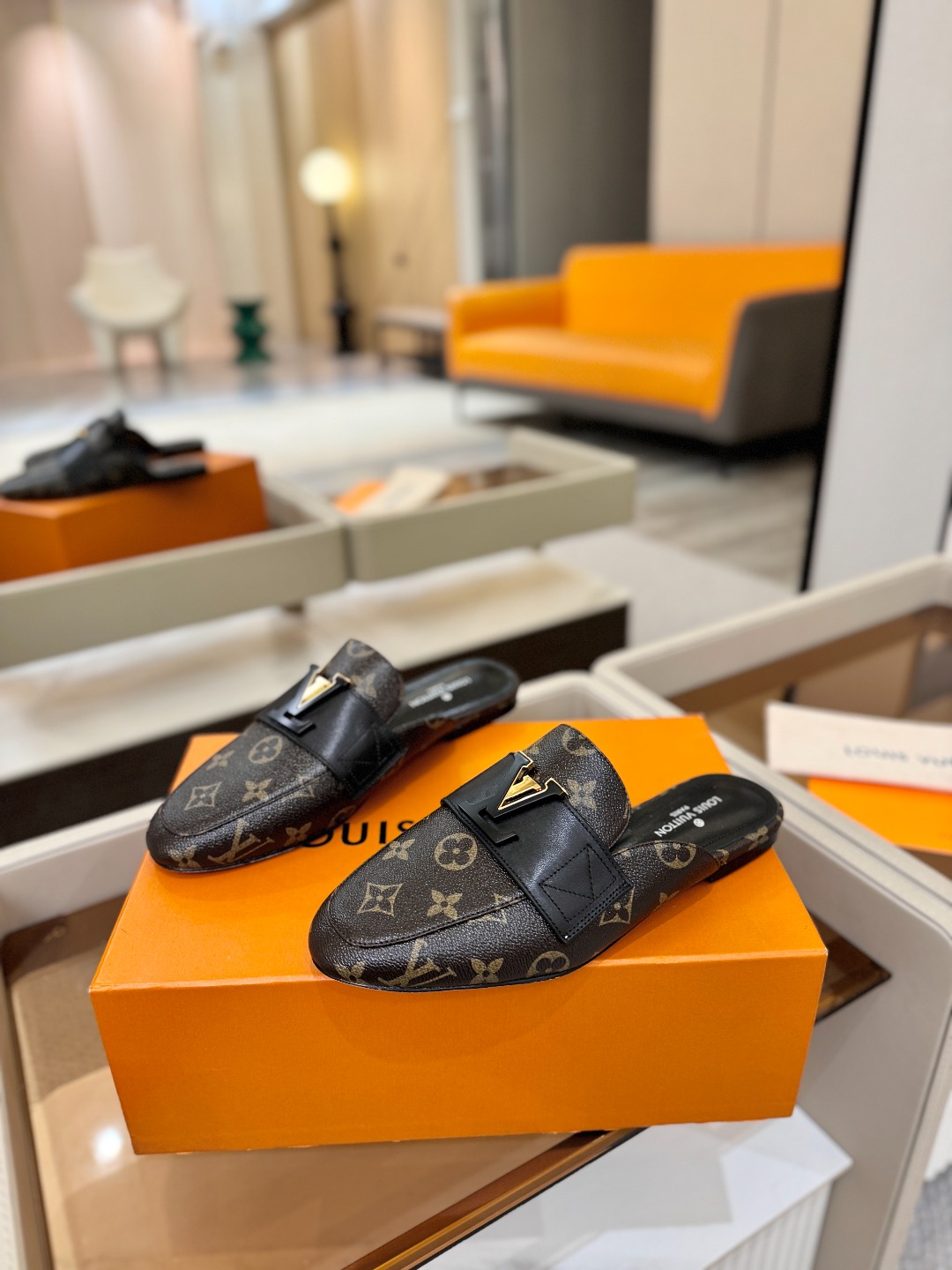 L✔️ 家专柜最新走秀款半鞋、实体系列同步更新、完美楦型+电镀扣子、整只鞋面工艺比较复杂、平底设计舒适、