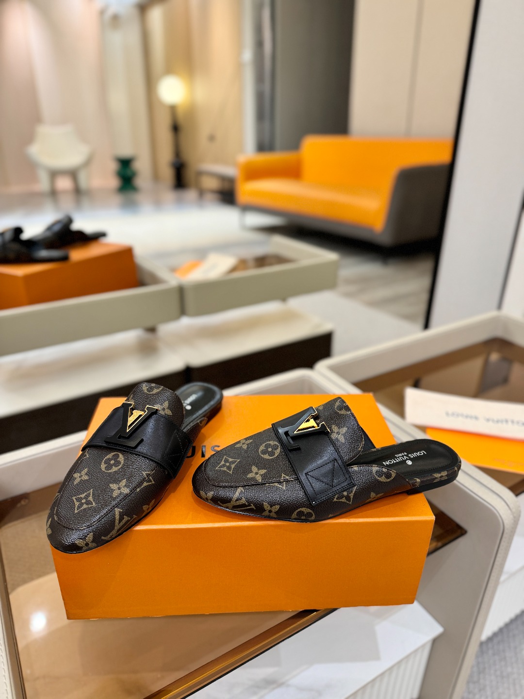 L✔️ 家专柜最新走秀款半鞋、实体系列同步更新、完美楦型+电镀扣子、整只鞋面工艺比较复杂、平底设计舒适、