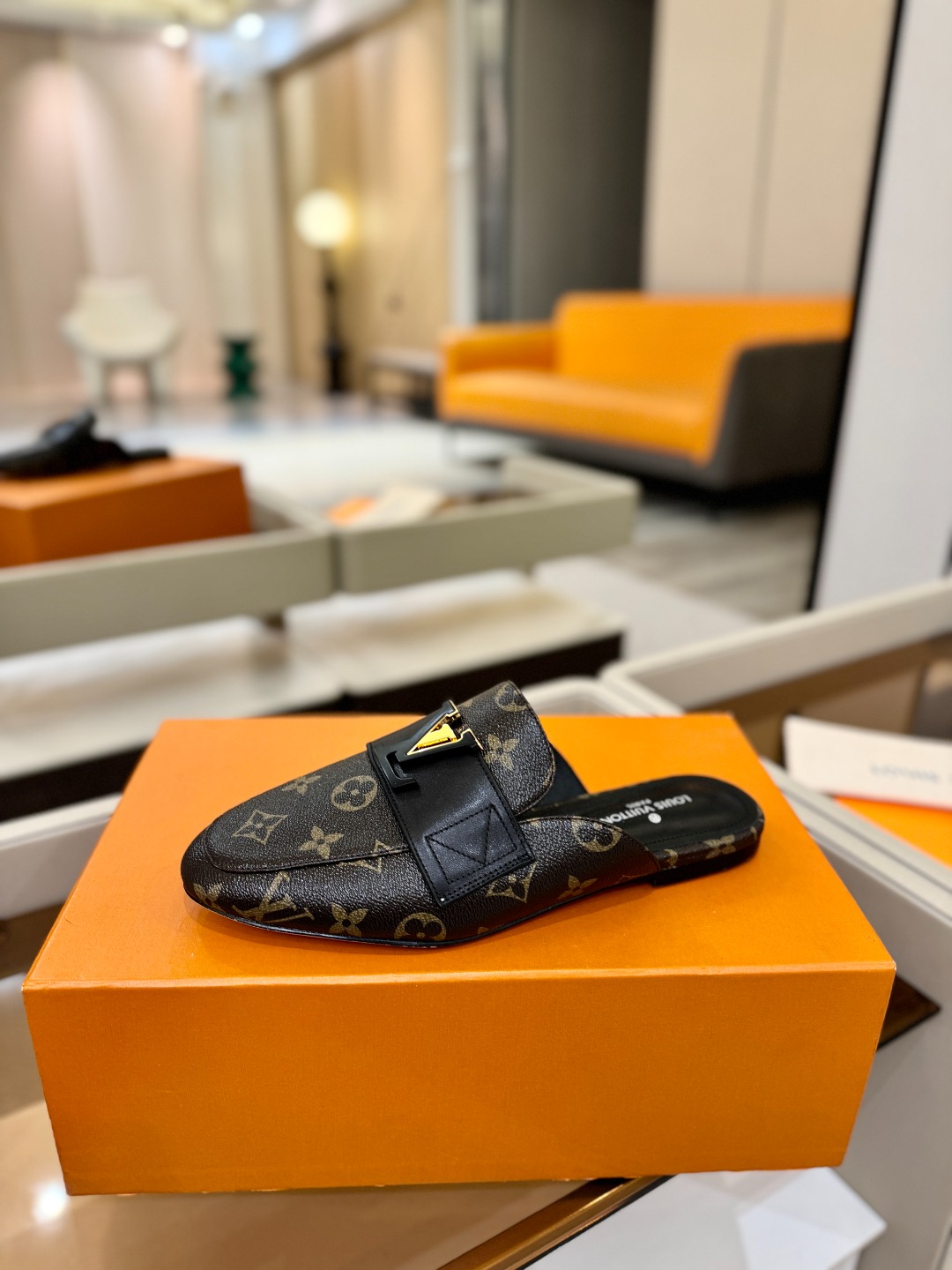 L✔️ 家专柜最新走秀款半鞋、实体系列同步更新、完美楦型+电镀扣子、整只鞋面工艺比较复杂、平底设计舒适、