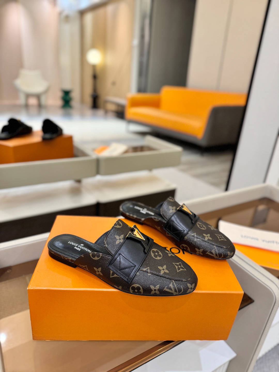 L✔️ 家专柜最新走秀款半鞋、实体系列同步更新、完美楦型+电镀扣子、整只鞋面工艺比较复杂、平底设计舒适、