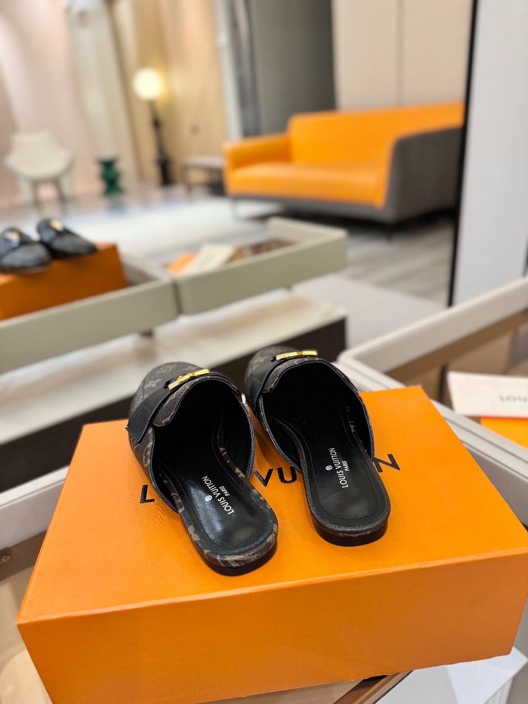 L✔️ 家专柜最新走秀款半鞋、实体系列同步更新、完美楦型+电镀扣子、整只鞋面工艺比较复杂、平底设计舒适、
