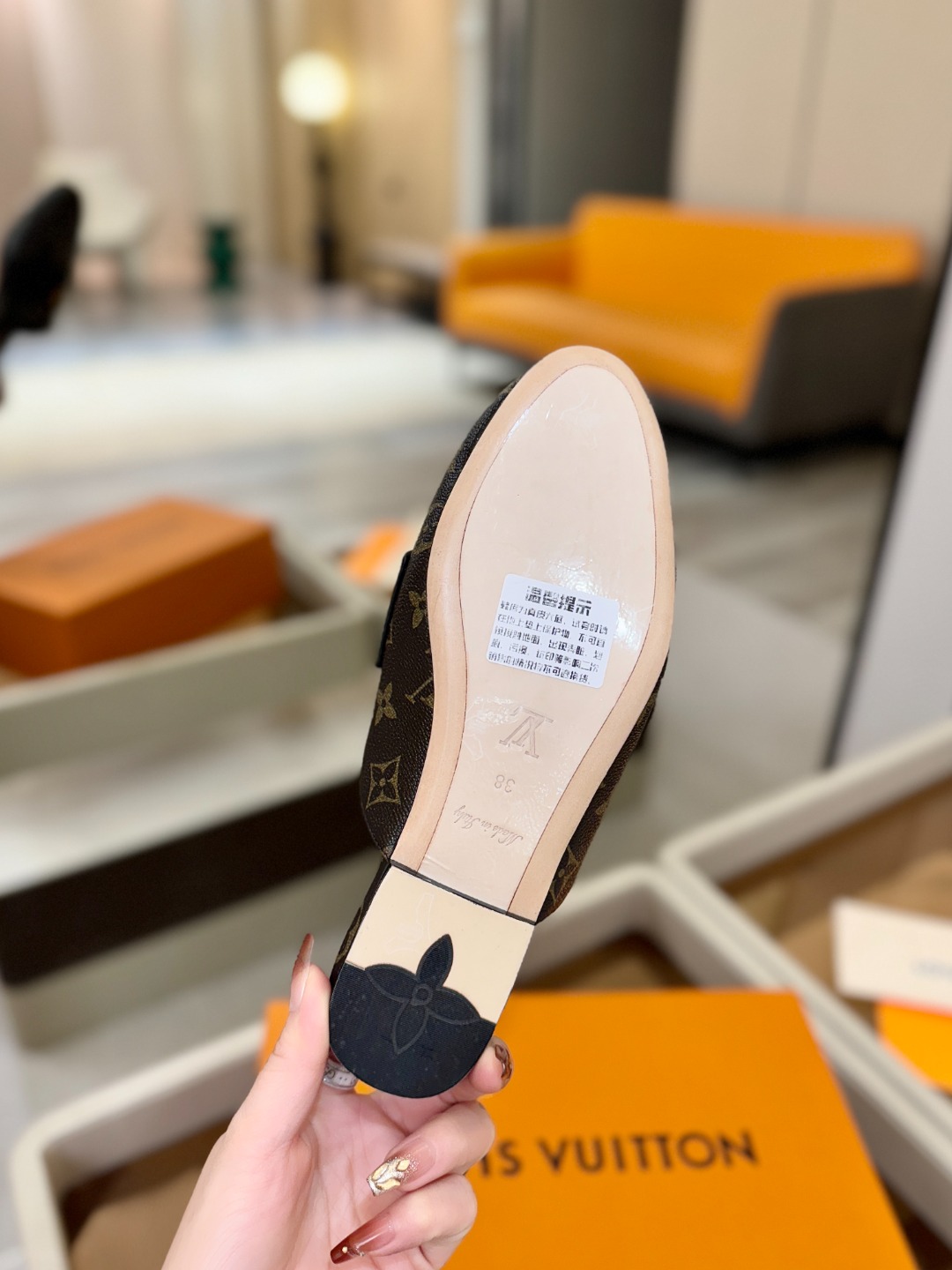 L✔️ 家专柜最新走秀款半鞋、实体系列同步更新、完美楦型+电镀扣子、整只鞋面工艺比较复杂、平底设计舒适、
