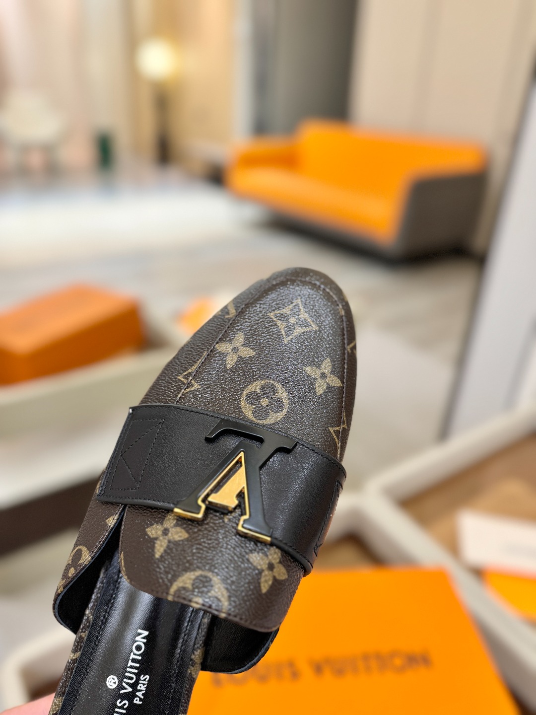 L✔️ 家专柜最新走秀款半鞋、实体系列同步更新、完美楦型+电镀扣子、整只鞋面工艺比较复杂、平底设计舒适、