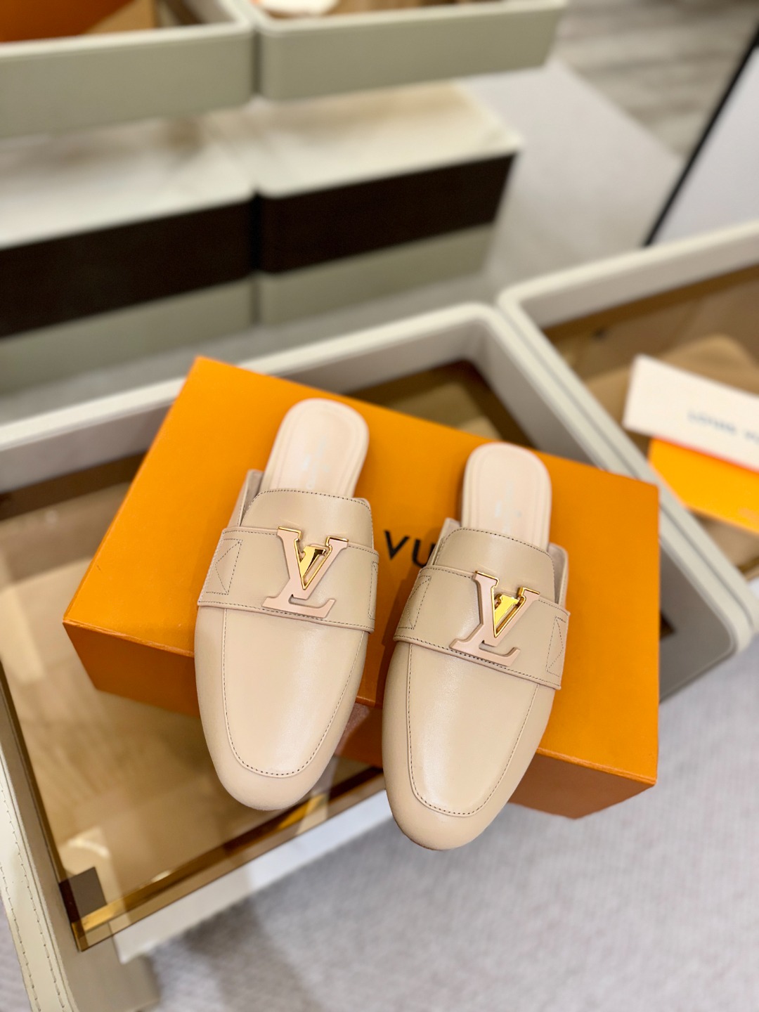 L✔️ 家专柜最新走秀款半鞋、实体系列同步更新、完美楦型+电镀扣子、整只鞋面工艺比较复杂、平底设计舒适、