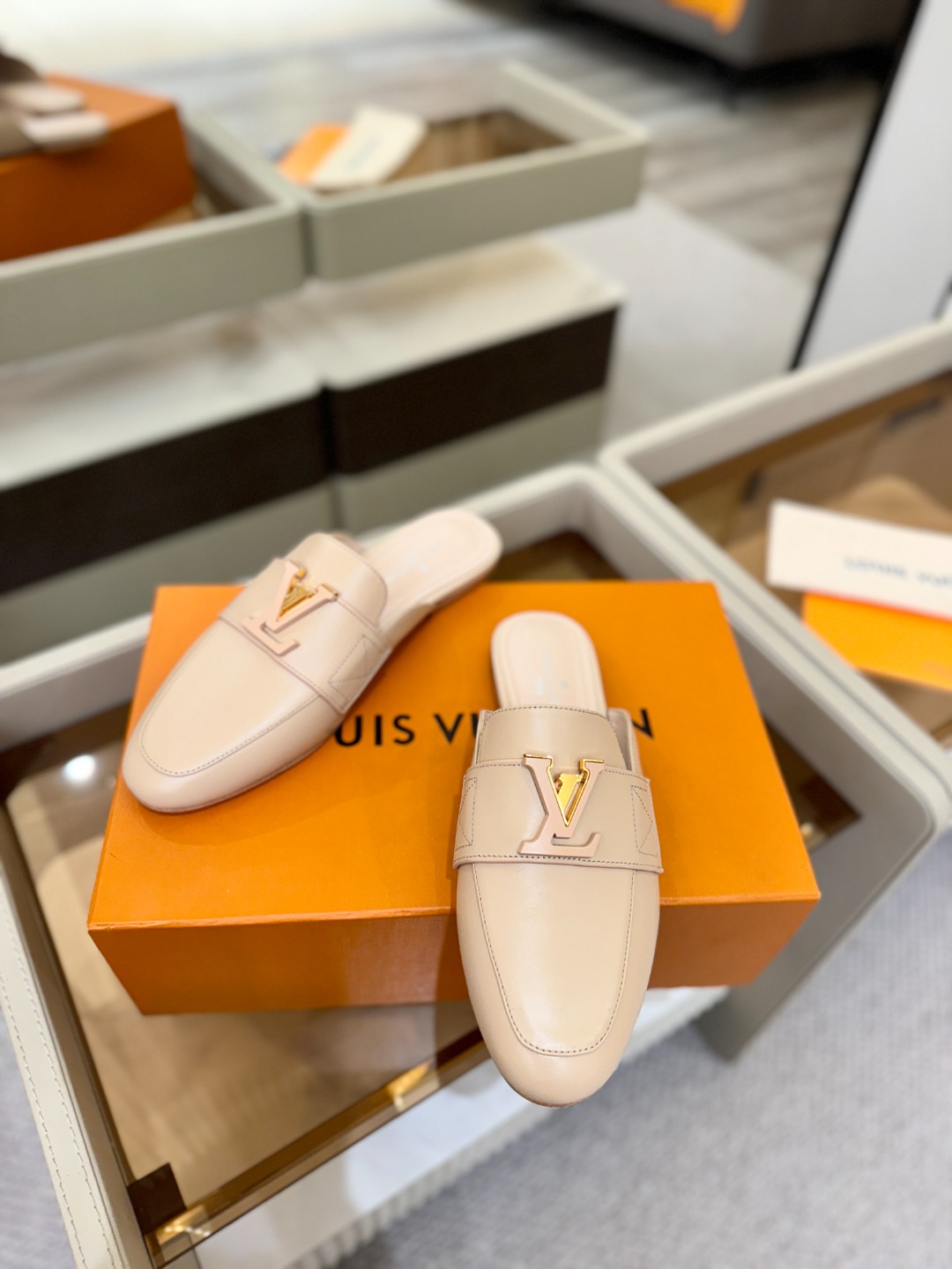 L✔️ 家专柜最新走秀款半鞋、实体系列同步更新、完美楦型+电镀扣子、整只鞋面工艺比较复杂、平底设计舒适、