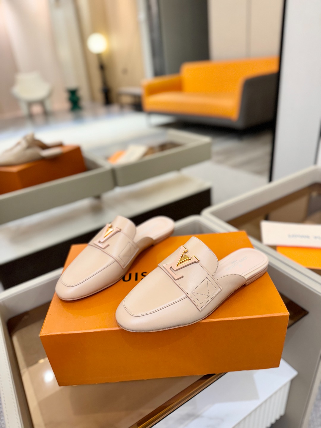 L✔️ 家专柜最新走秀款半鞋、实体系列同步更新、完美楦型+电镀扣子、整只鞋面工艺比较复杂、平底设计舒适、