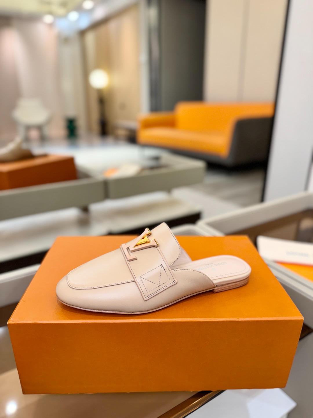 L✔️ 家专柜最新走秀款半鞋、实体系列同步更新、完美楦型+电镀扣子、整只鞋面工艺比较复杂、平底设计舒适、