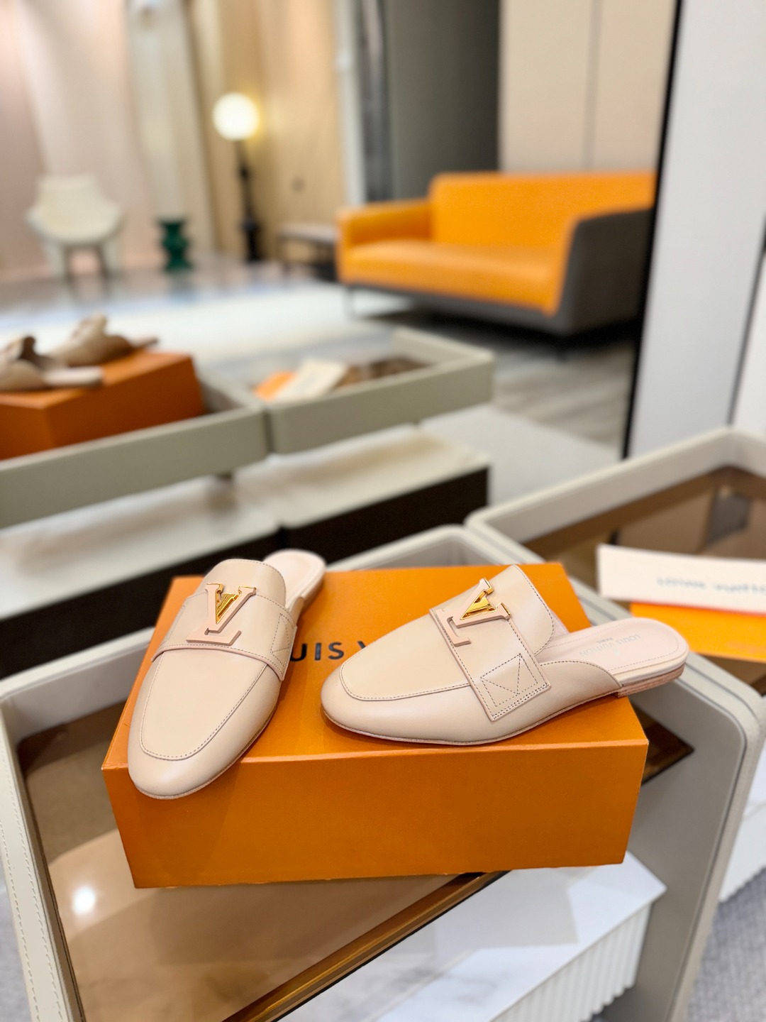 L✔️ 家专柜最新走秀款半鞋、实体系列同步更新、完美楦型+电镀扣子、整只鞋面工艺比较复杂、平底设计舒适、