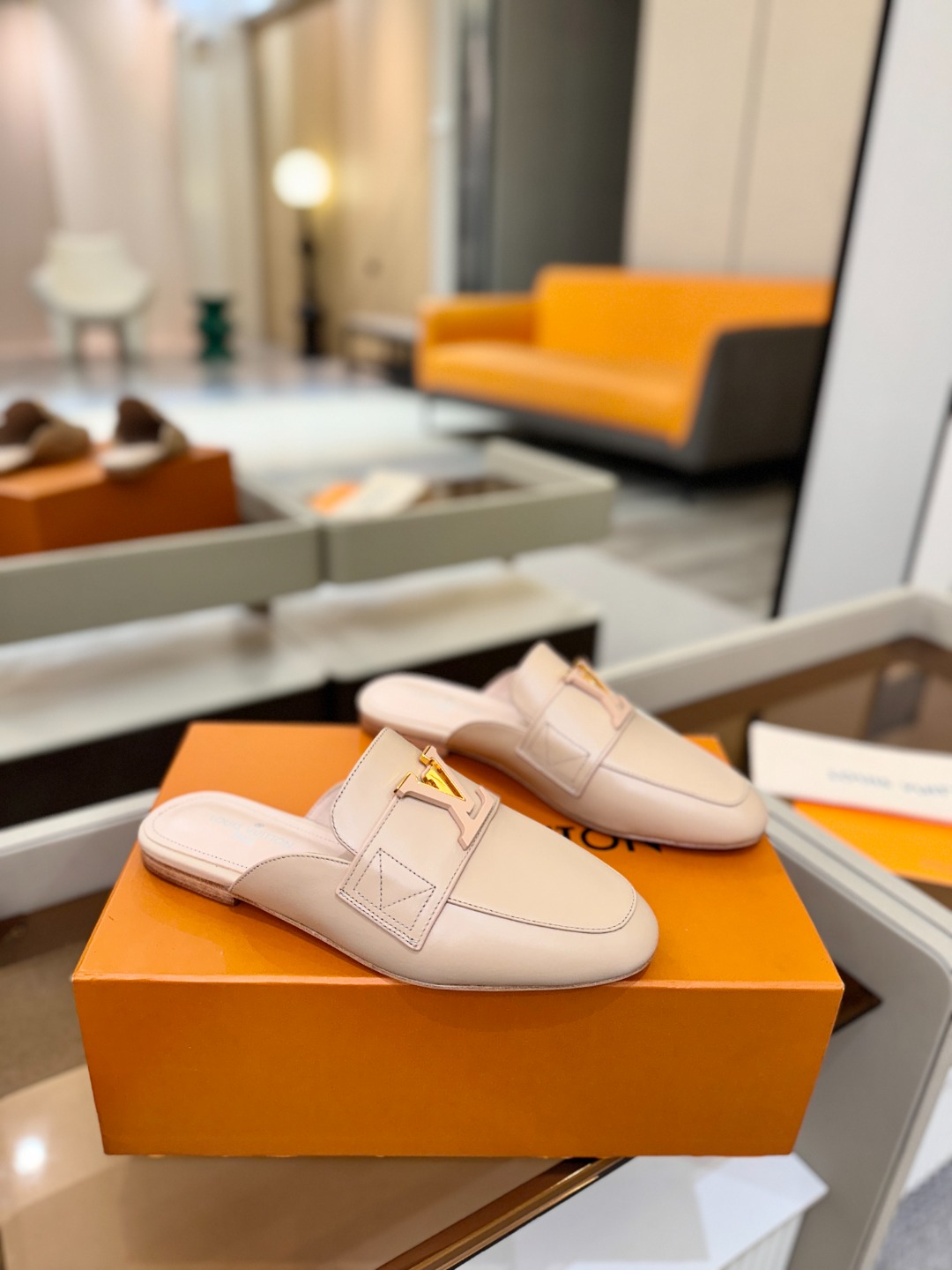 L✔️ 家专柜最新走秀款半鞋、实体系列同步更新、完美楦型+电镀扣子、整只鞋面工艺比较复杂、平底设计舒适、