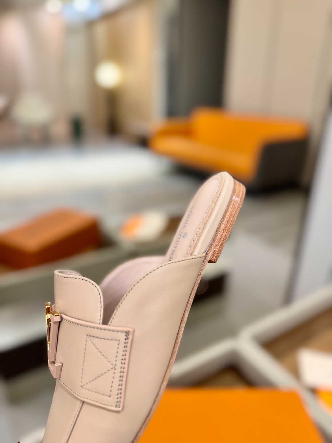 L✔️ 家专柜最新走秀款半鞋、实体系列同步更新、完美楦型+电镀扣子、整只鞋面工艺比较复杂、平底设计舒适、