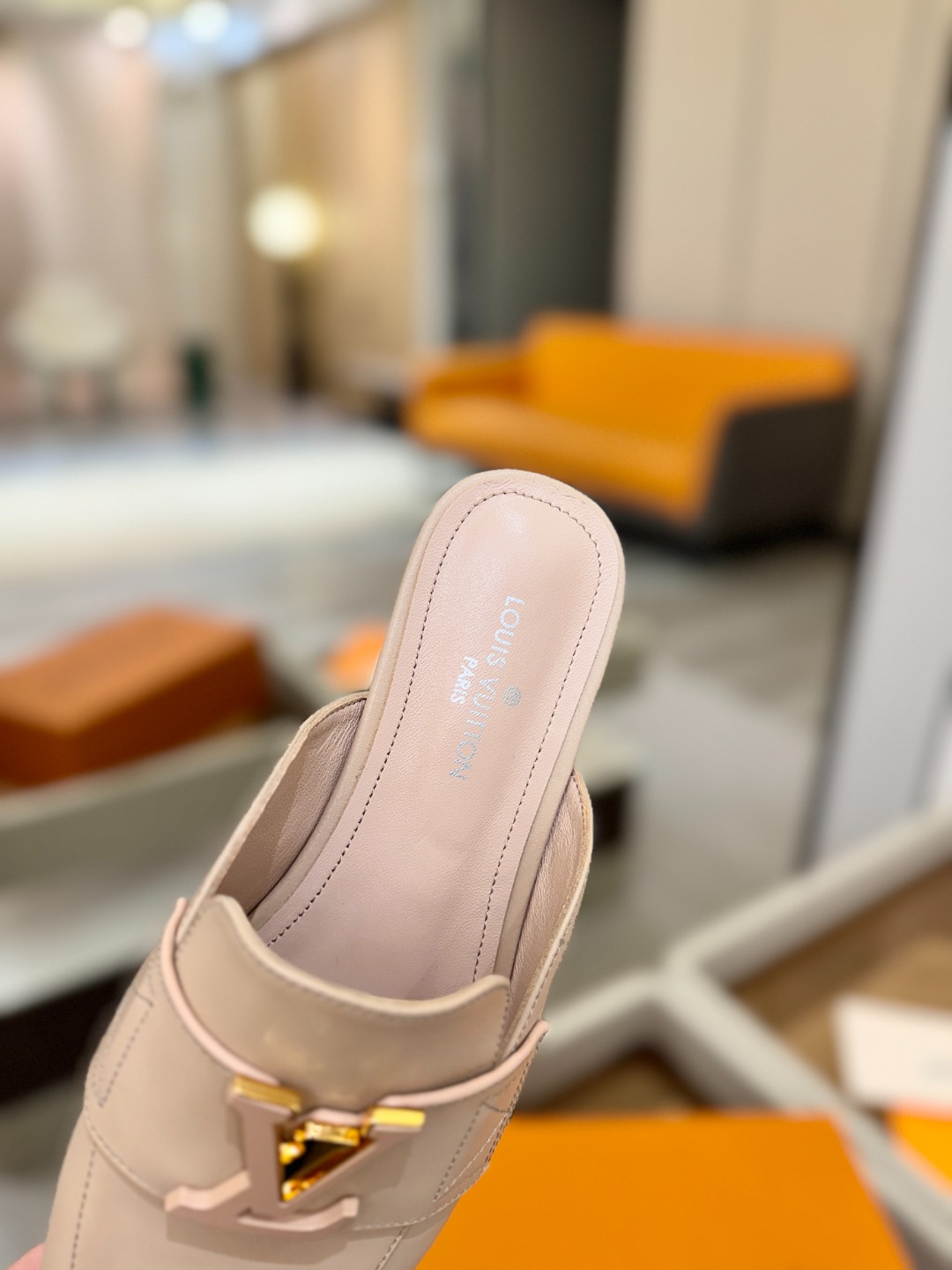 L✔️ 家专柜最新走秀款半鞋、实体系列同步更新、完美楦型+电镀扣子、整只鞋面工艺比较复杂、平底设计舒适、