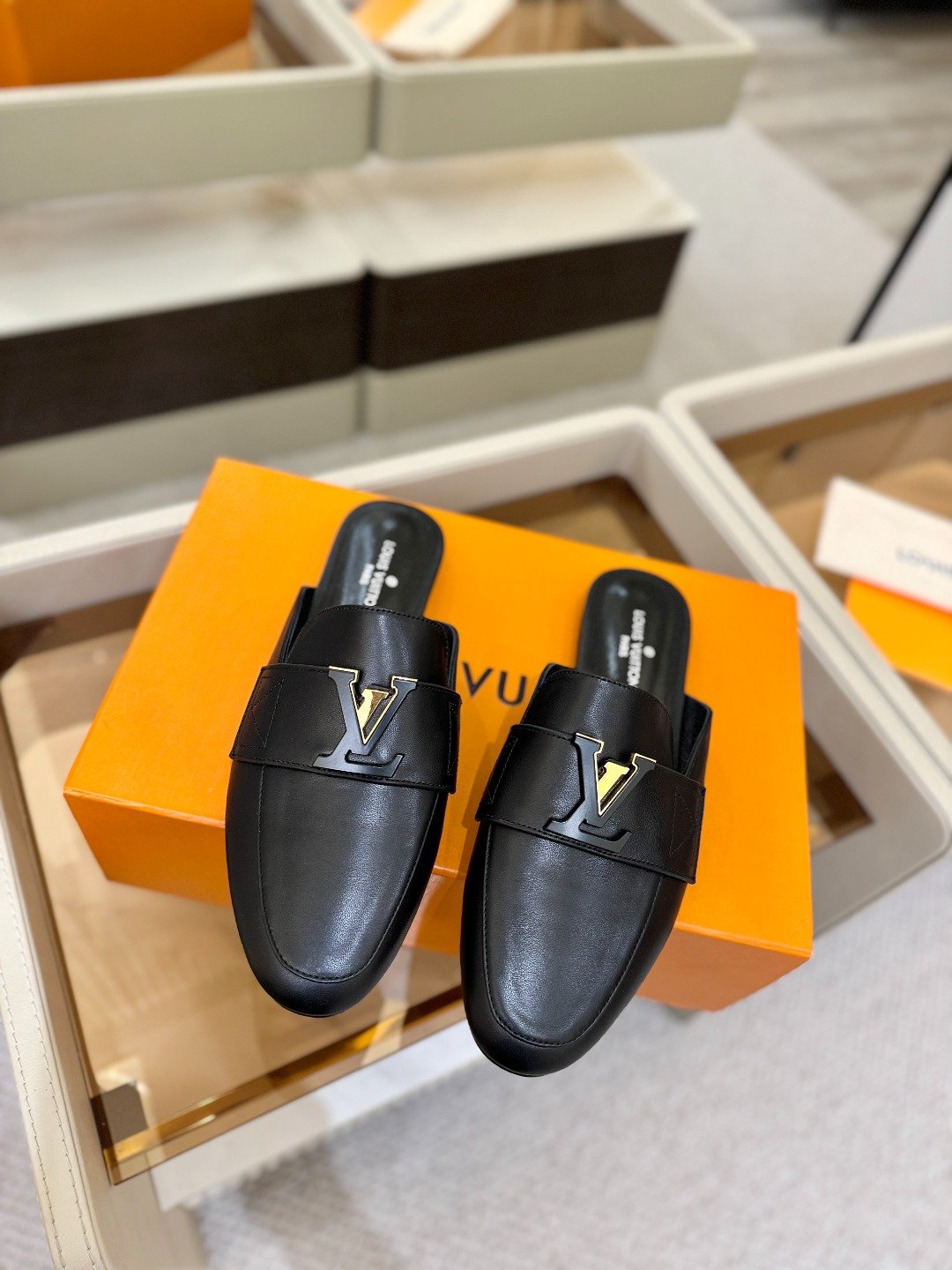 L✔️ 家专柜最新走秀款半鞋、实体系列同步更新、完美楦型+电镀扣子、整只鞋面工艺比较复杂、平底设计舒适、