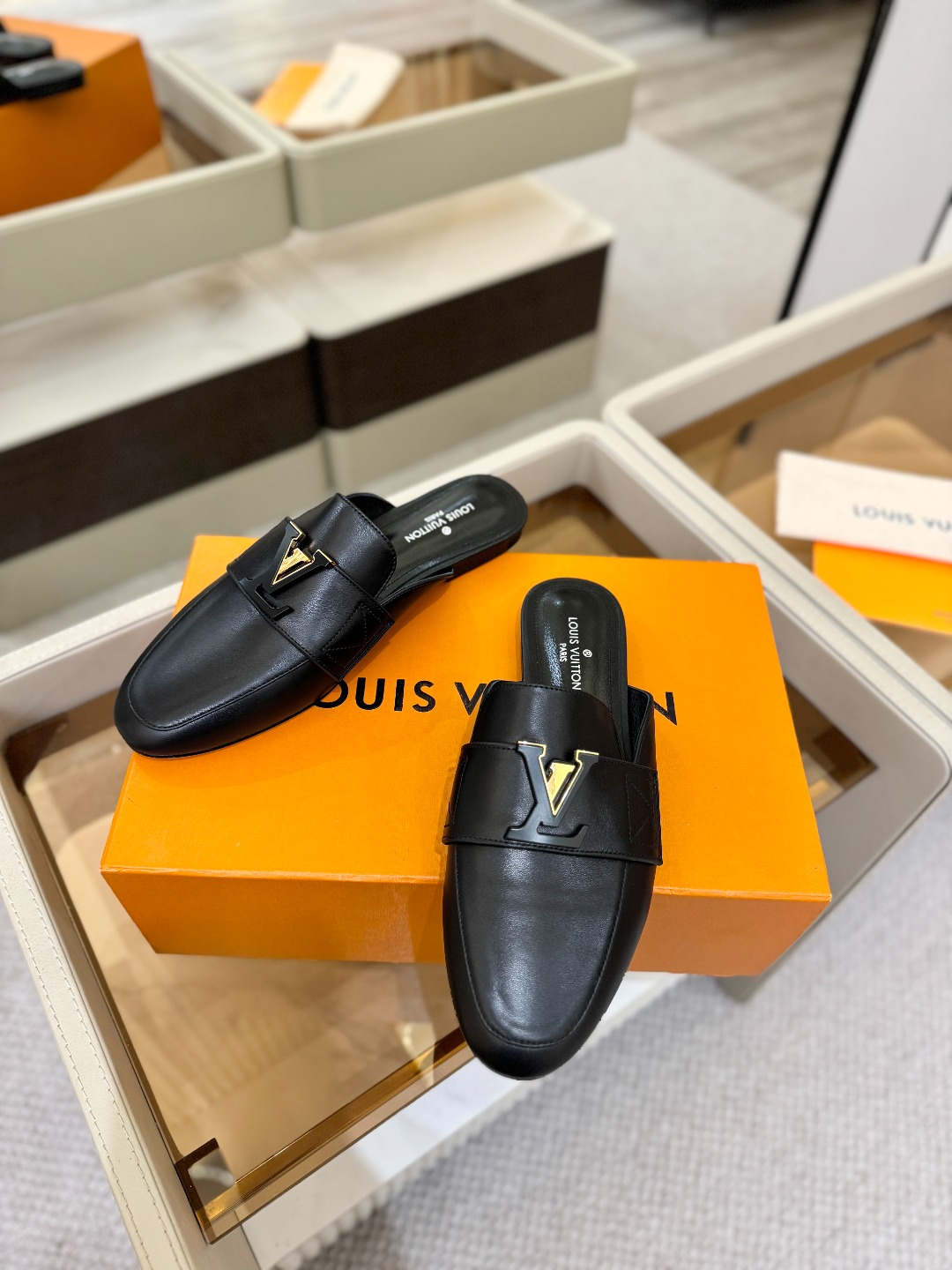 L✔️ 家专柜最新走秀款半鞋、实体系列同步更新、完美楦型+电镀扣子、整只鞋面工艺比较复杂、平底设计舒适、