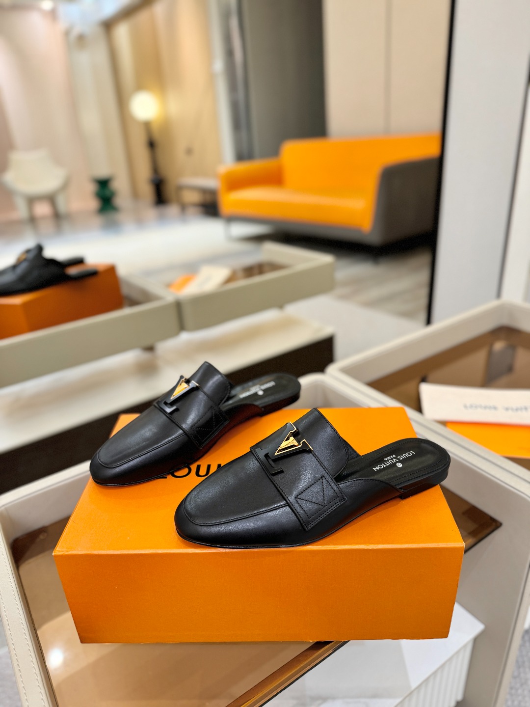 L✔️ 家专柜最新走秀款半鞋、实体系列同步更新、完美楦型+电镀扣子、整只鞋面工艺比较复杂、平底设计舒适、