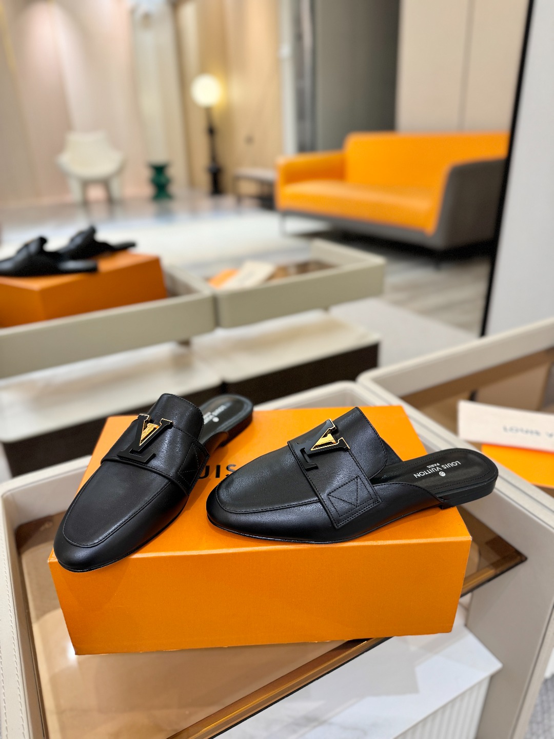 L✔️ 家专柜最新走秀款半鞋、实体系列同步更新、完美楦型+电镀扣子、整只鞋面工艺比较复杂、平底设计舒适、