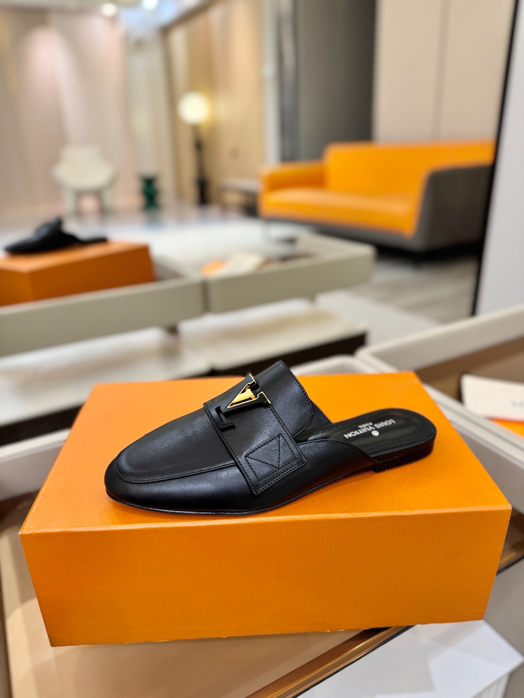 L✔️ 家专柜最新走秀款半鞋、实体系列同步更新、完美楦型+电镀扣子、整只鞋面工艺比较复杂、平底设计舒适、