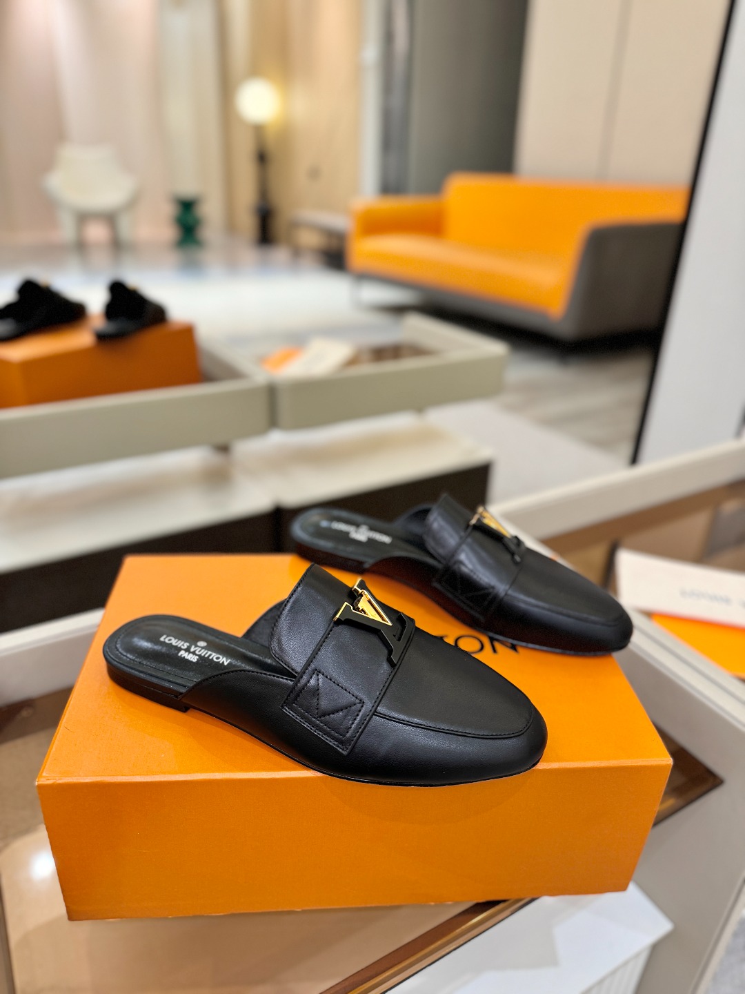 L✔️ 家专柜最新走秀款半鞋、实体系列同步更新、完美楦型+电镀扣子、整只鞋面工艺比较复杂、平底设计舒适、