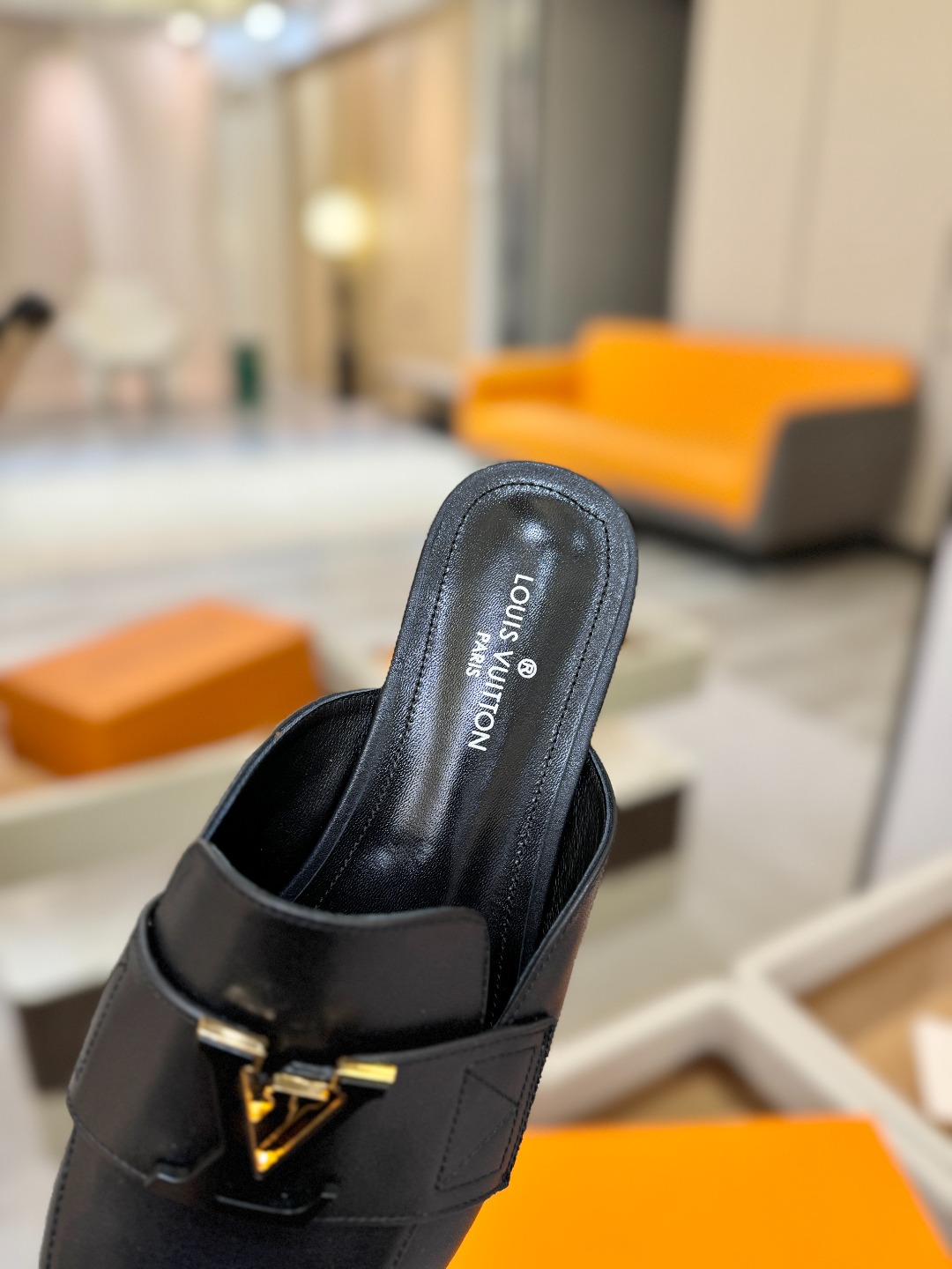 L✔️ 家专柜最新走秀款半鞋、实体系列同步更新、完美楦型+电镀扣子、整只鞋面工艺比较复杂、平底设计舒适、