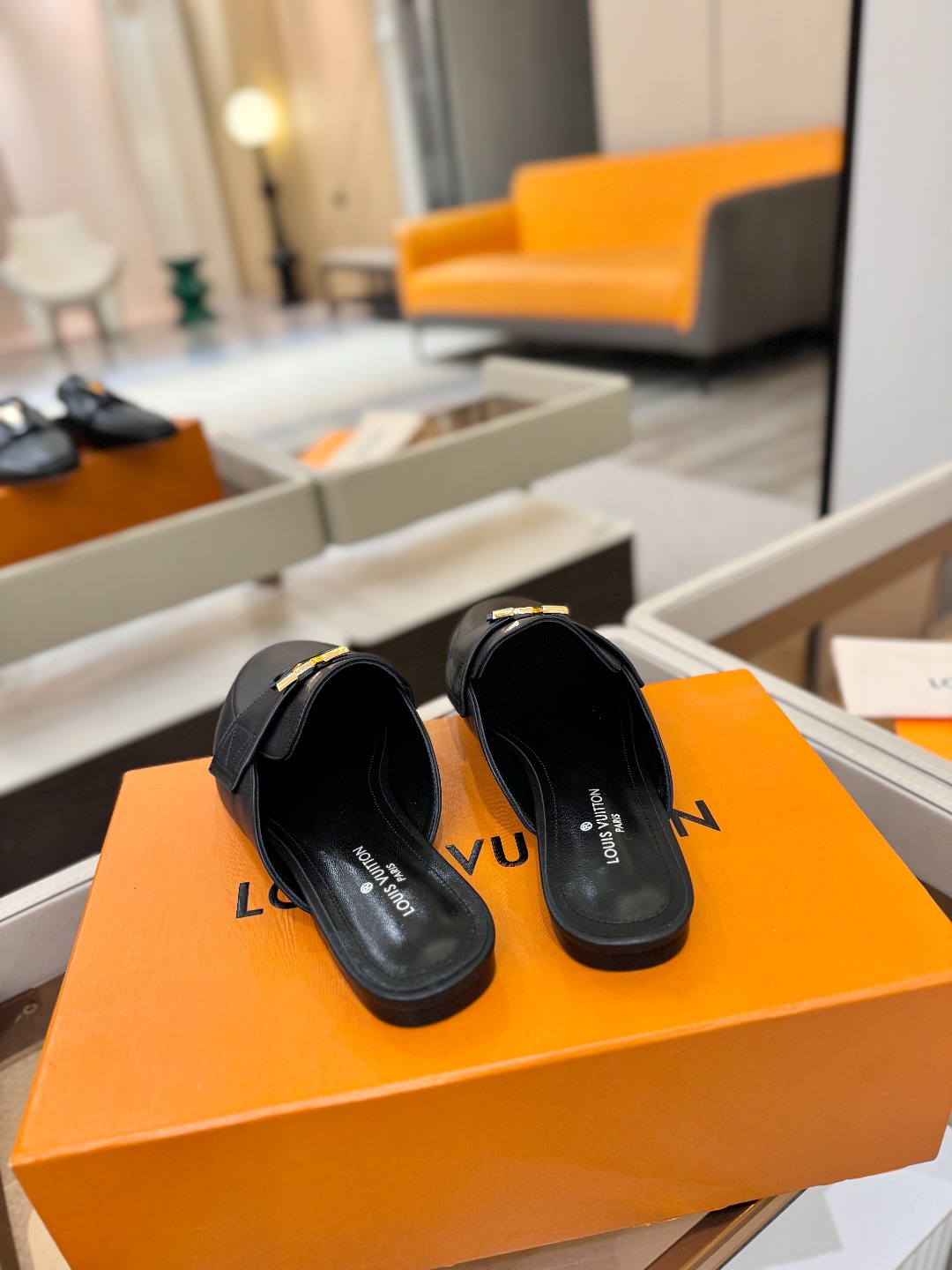 L✔️ 家专柜最新走秀款半鞋、实体系列同步更新、完美楦型+电镀扣子、整只鞋面工艺比较复杂、平底设计舒适、