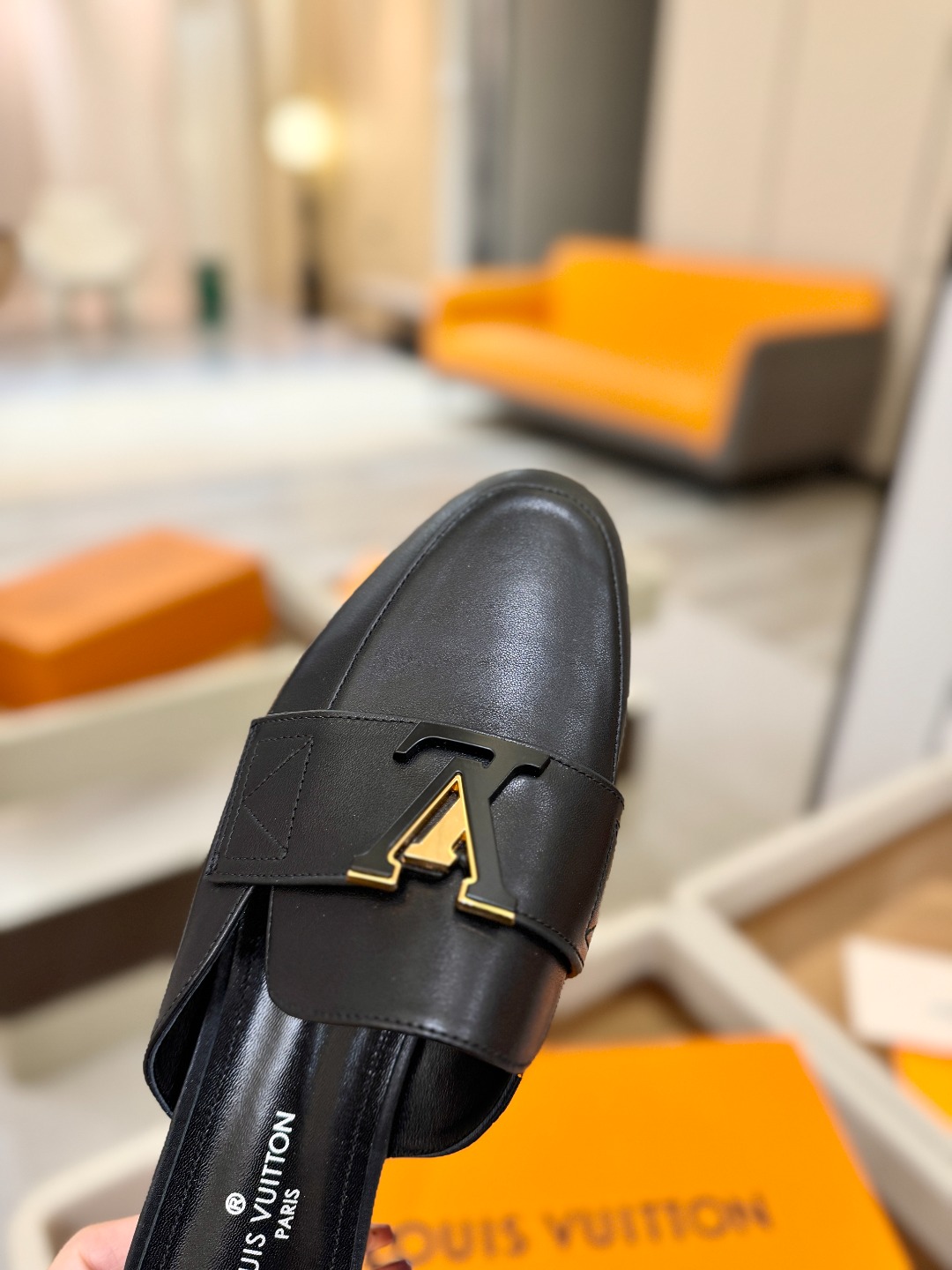 L✔️ 家专柜最新走秀款半鞋、实体系列同步更新、完美楦型+电镀扣子、整只鞋面工艺比较复杂、平底设计舒适、