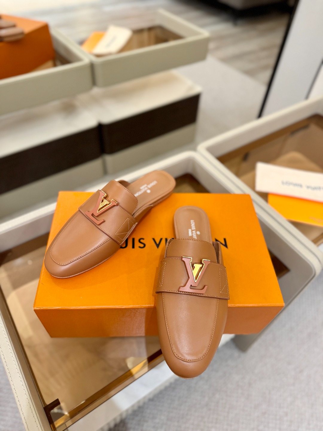 L✔️ 家专柜最新走秀款半鞋、实体系列同步更新、完美楦型+电镀扣子、整只鞋面工艺比较复杂、平底设计舒适、