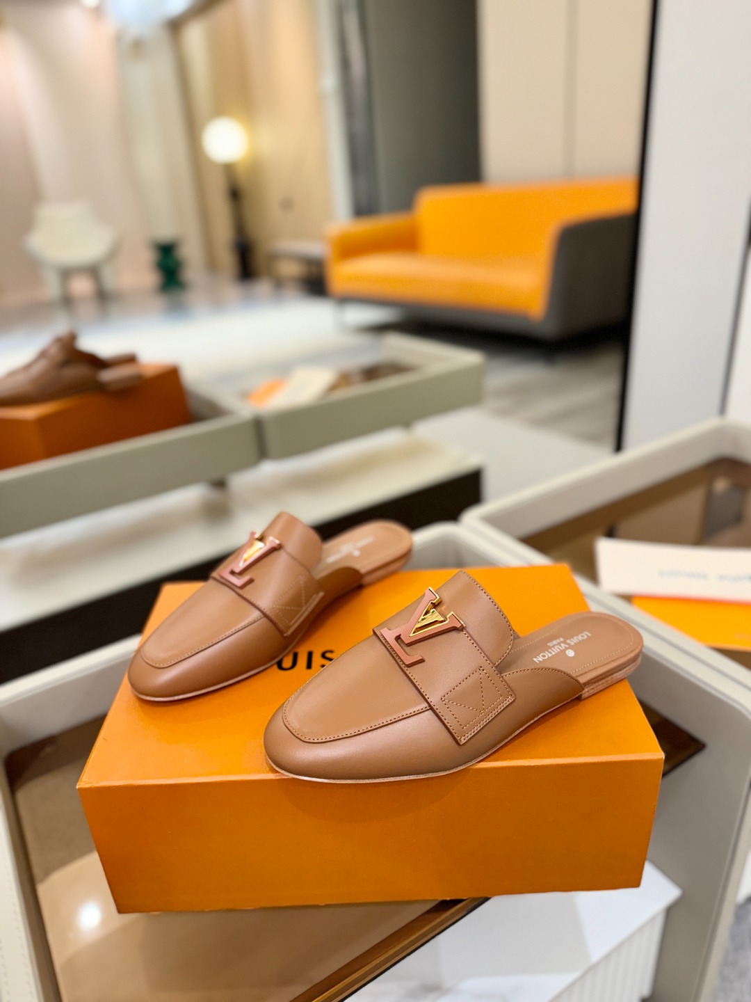 L✔️ 家专柜最新走秀款半鞋、实体系列同步更新、完美楦型+电镀扣子、整只鞋面工艺比较复杂、平底设计舒适、