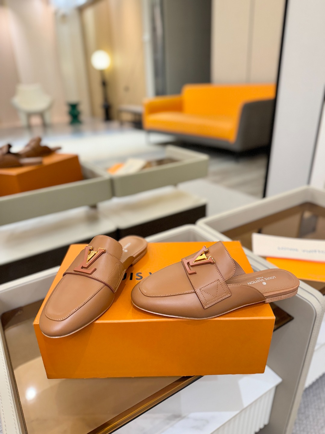 L✔️ 家专柜最新走秀款半鞋、实体系列同步更新、完美楦型+电镀扣子、整只鞋面工艺比较复杂、平底设计舒适、