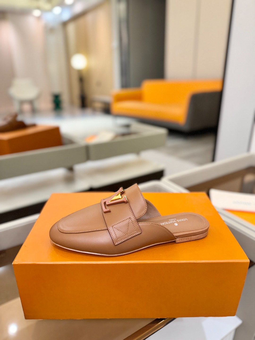 L✔️ 家专柜最新走秀款半鞋、实体系列同步更新、完美楦型+电镀扣子、整只鞋面工艺比较复杂、平底设计舒适、