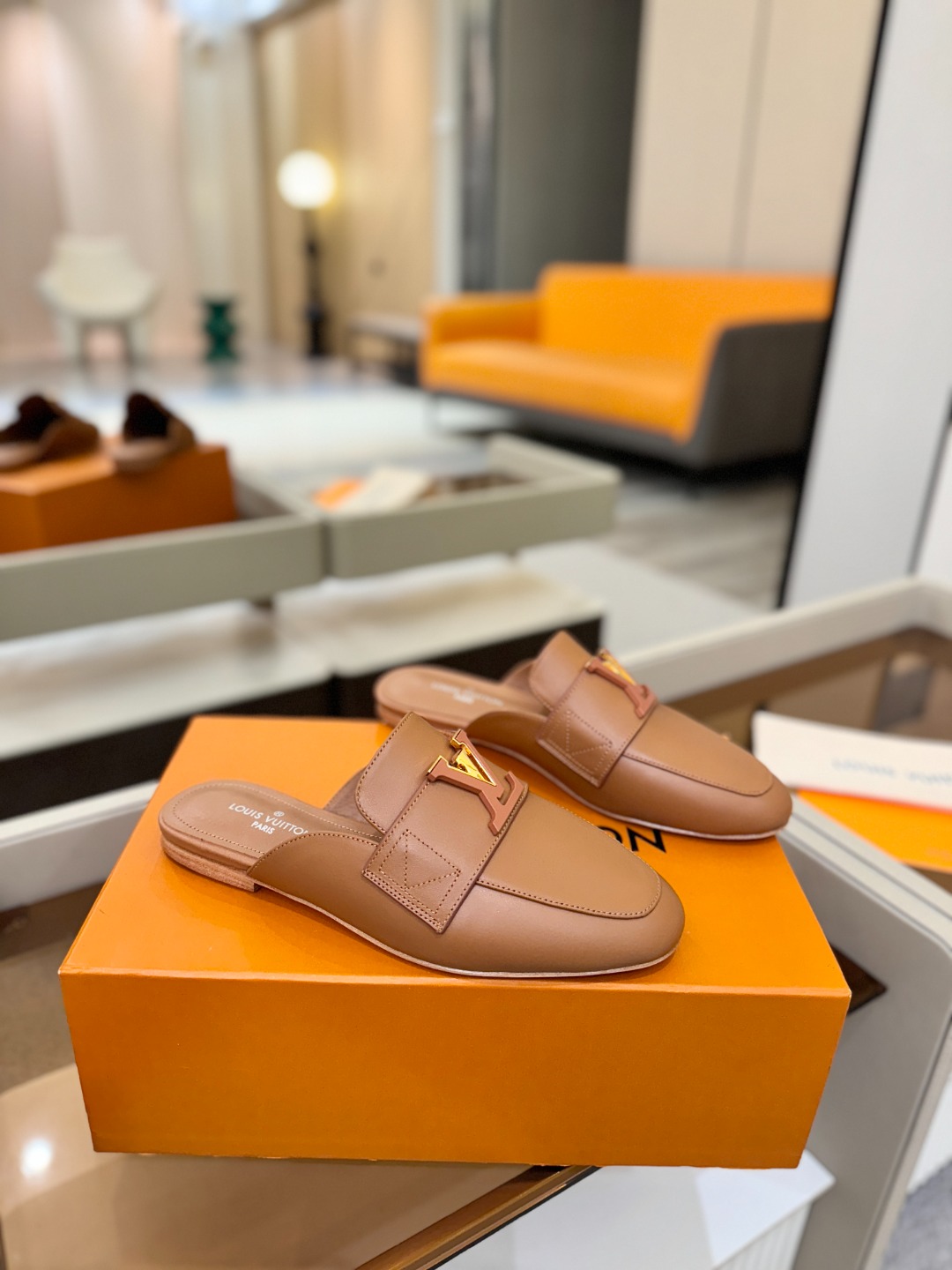 L✔️ 家专柜最新走秀款半鞋、实体系列同步更新、完美楦型+电镀扣子、整只鞋面工艺比较复杂、平底设计舒适、