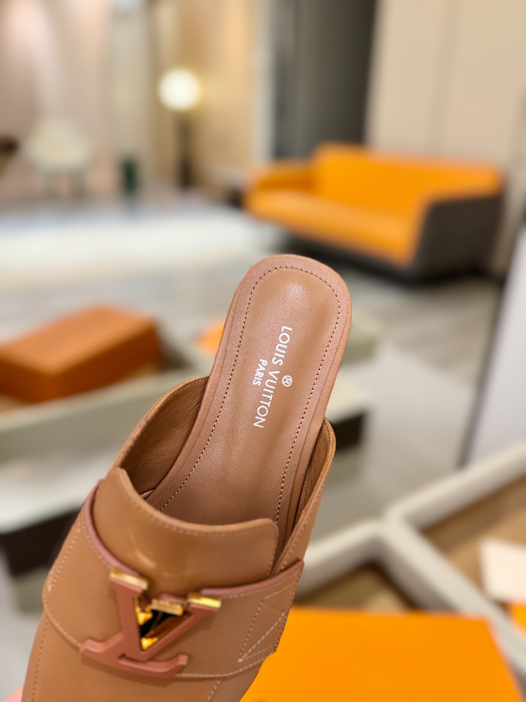 L✔️ 家专柜最新走秀款半鞋、实体系列同步更新、完美楦型+电镀扣子、整只鞋面工艺比较复杂、平底设计舒适、