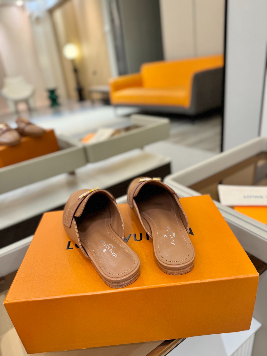 L✔️ 家专柜最新走秀款半鞋、实体系列同步更新、完美楦型+电镀扣子、整只鞋面工艺比较复杂、平底设计舒适、