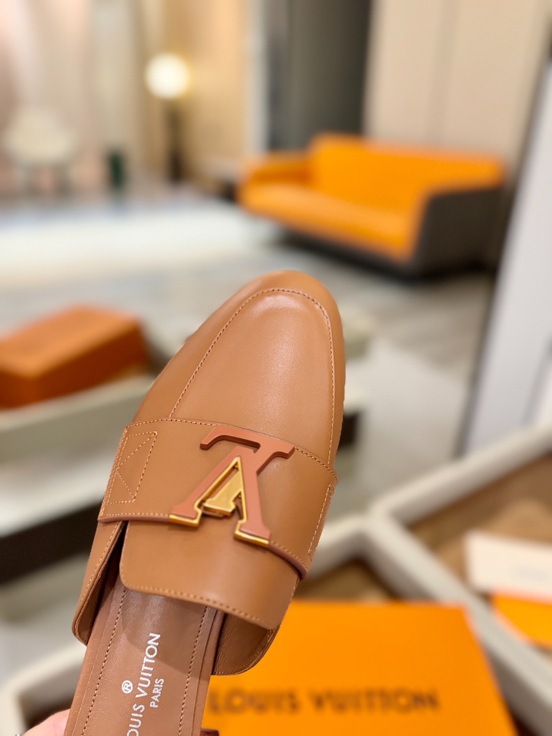 L✔️ 家专柜最新走秀款半鞋、实体系列同步更新、完美楦型+电镀扣子、整只鞋面工艺比较复杂、平底设计舒适、