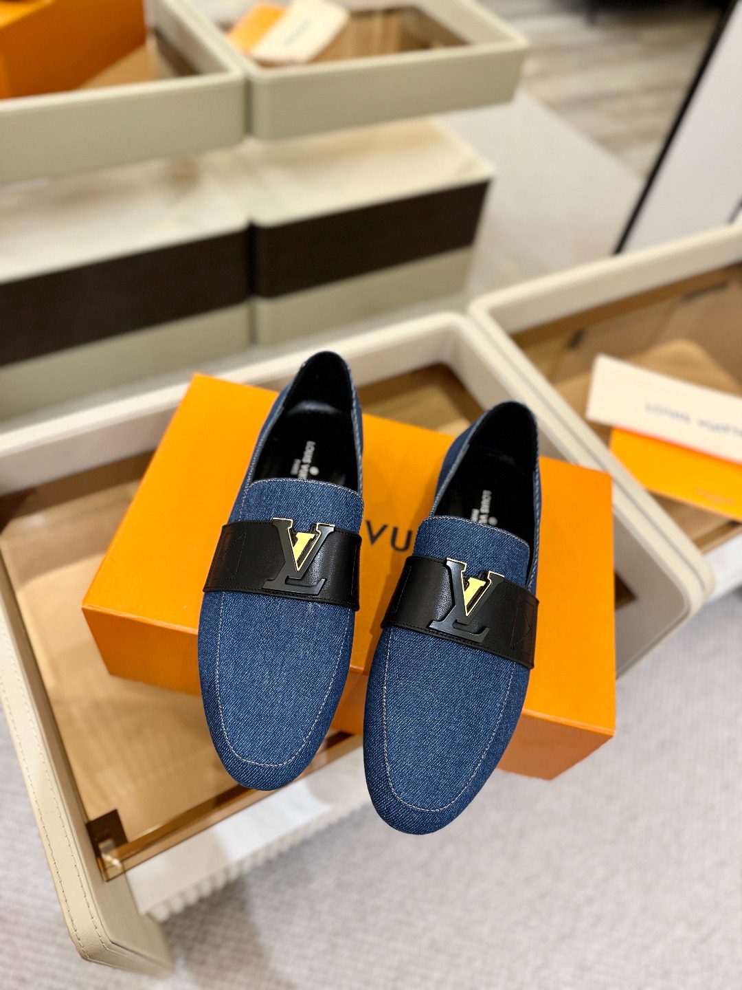 L✔️ 家专柜走秀款、实体系列同步更新、完美楦型+电镀扣子、整只鞋面工艺比较复杂、平底设计舒适、走路不累