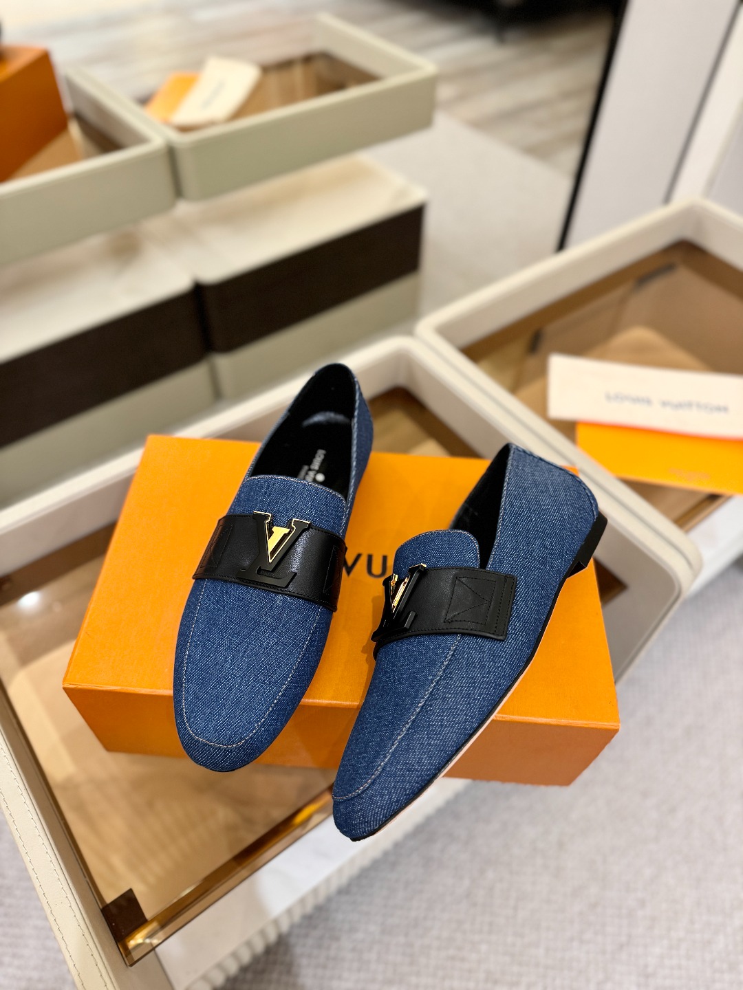 L✔️ 家专柜走秀款、实体系列同步更新、完美楦型+电镀扣子、整只鞋面工艺比较复杂、平底设计舒适、走路不累