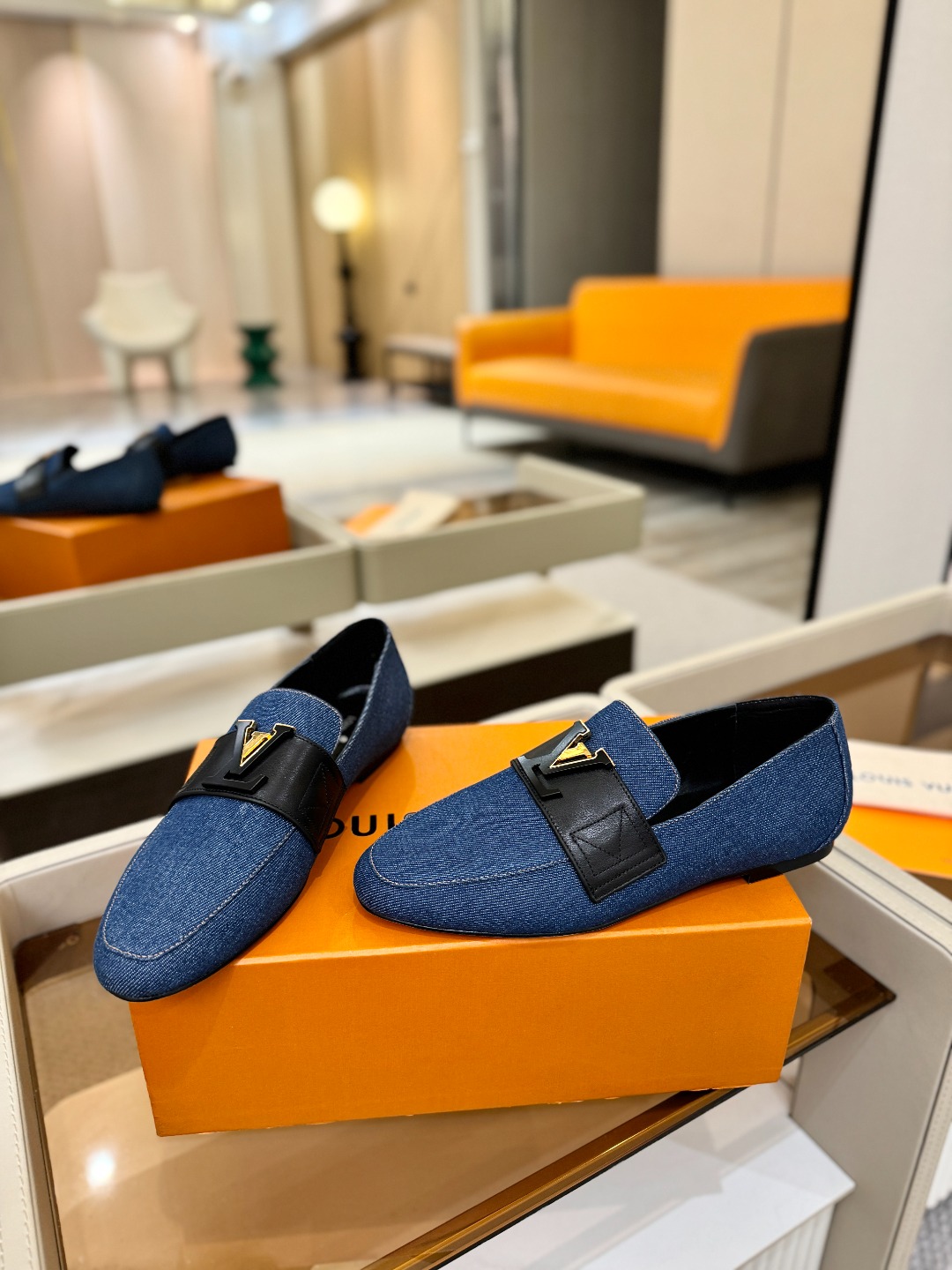 L✔️ 家专柜走秀款、实体系列同步更新、完美楦型+电镀扣子、整只鞋面工艺比较复杂、平底设计舒适、走路不累